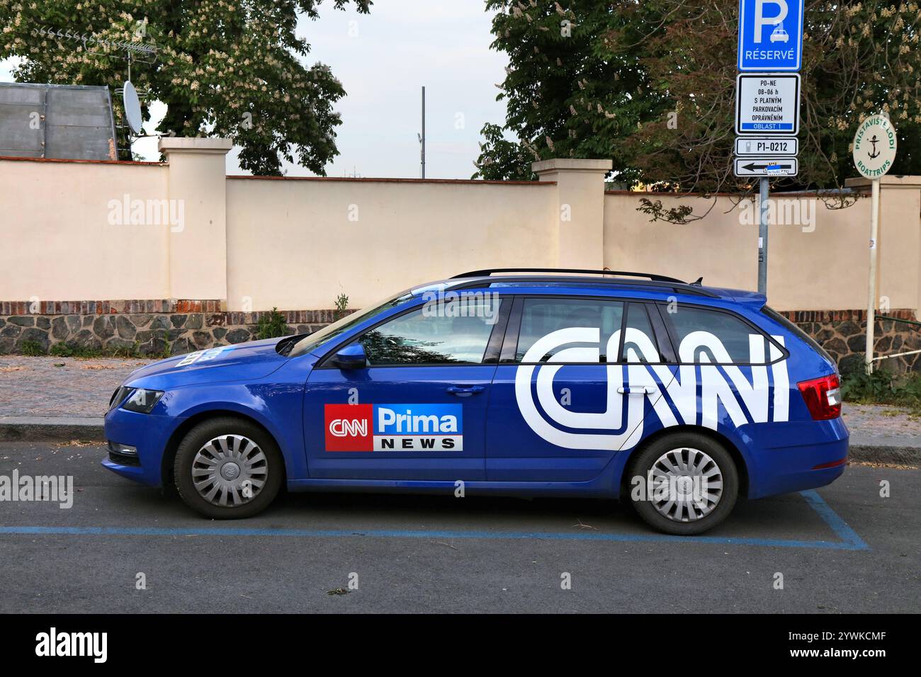 PRAGUE, RÉPUBLIQUE TCHÈQUE - 1er MAI 2024 : voiture de presse CNN Prima News garée devant le bâtiment du gouvernement tchèque (Straka Academy) à Prague. Banque D'Images