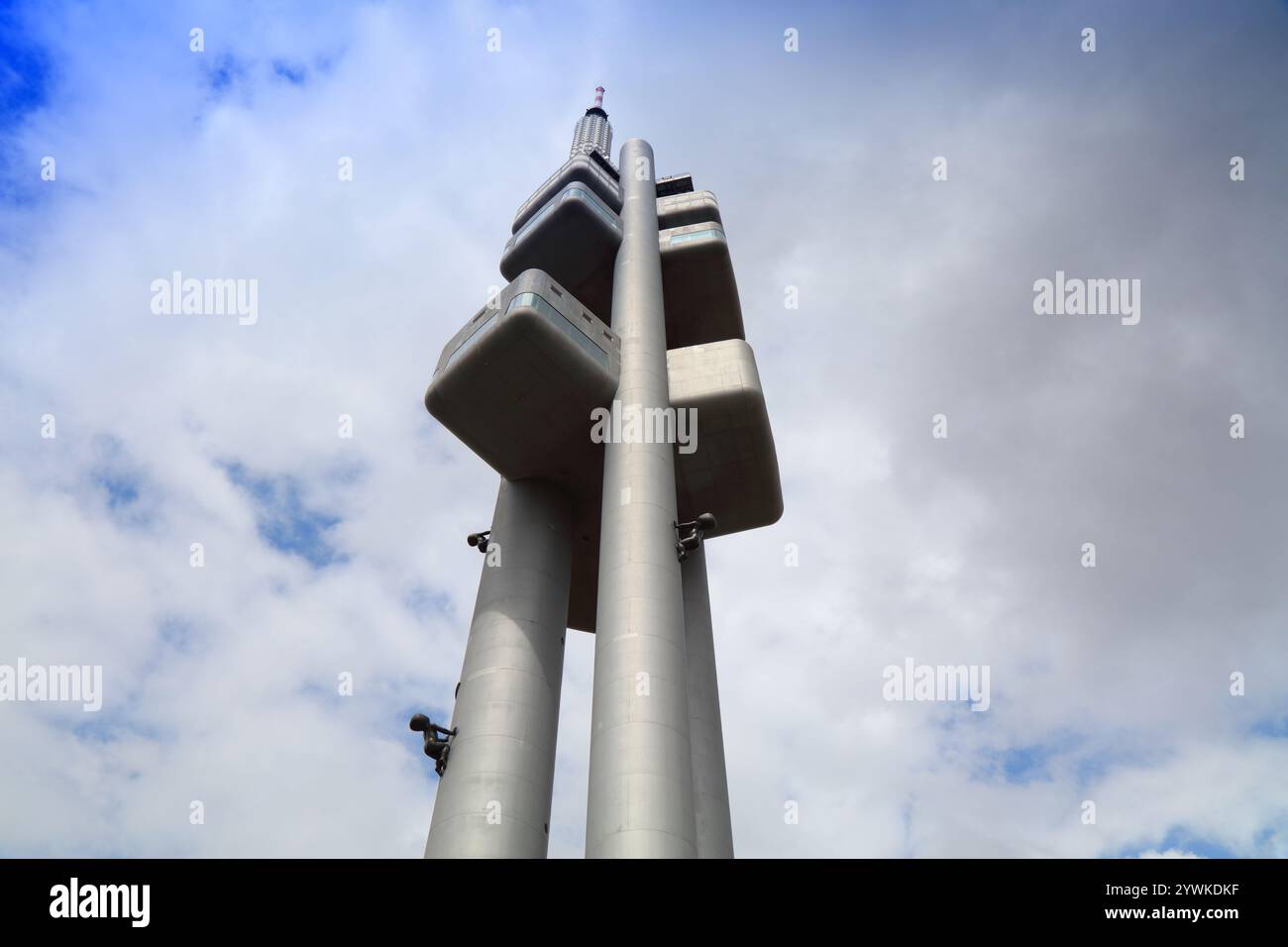 PRAGUE, RÉPUBLIQUE TCHÈQUE - 3 MAI 2024 : Tour de télévision Zizkov à Prague, République tchèque. La structure est un exemple de style d'architecture high-tech, Banque D'Images