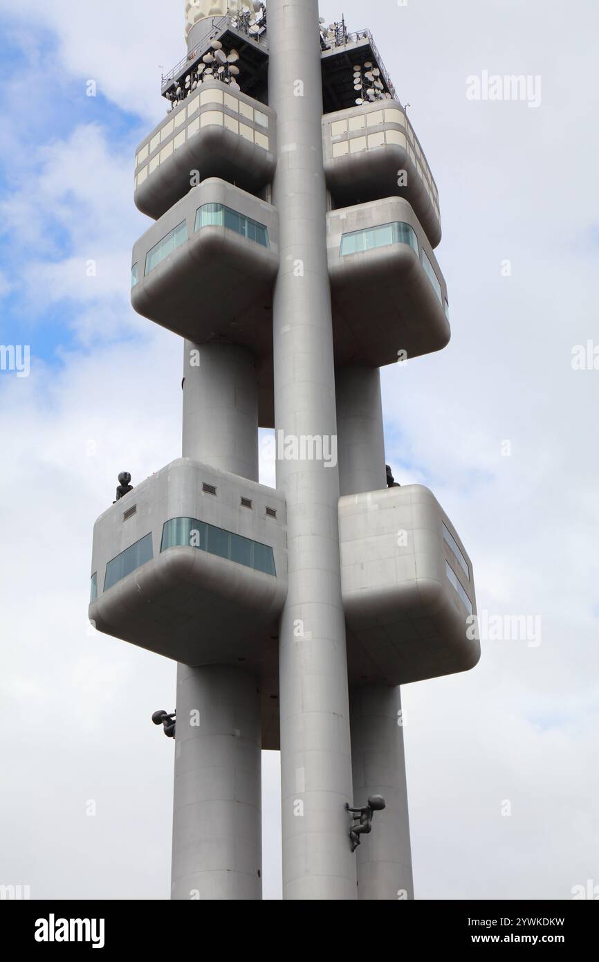 PRAGUE, RÉPUBLIQUE TCHÈQUE - 3 MAI 2024 : Tour de télévision Zizkov à Prague, République tchèque. La structure est un exemple de style d'architecture high-tech, Banque D'Images