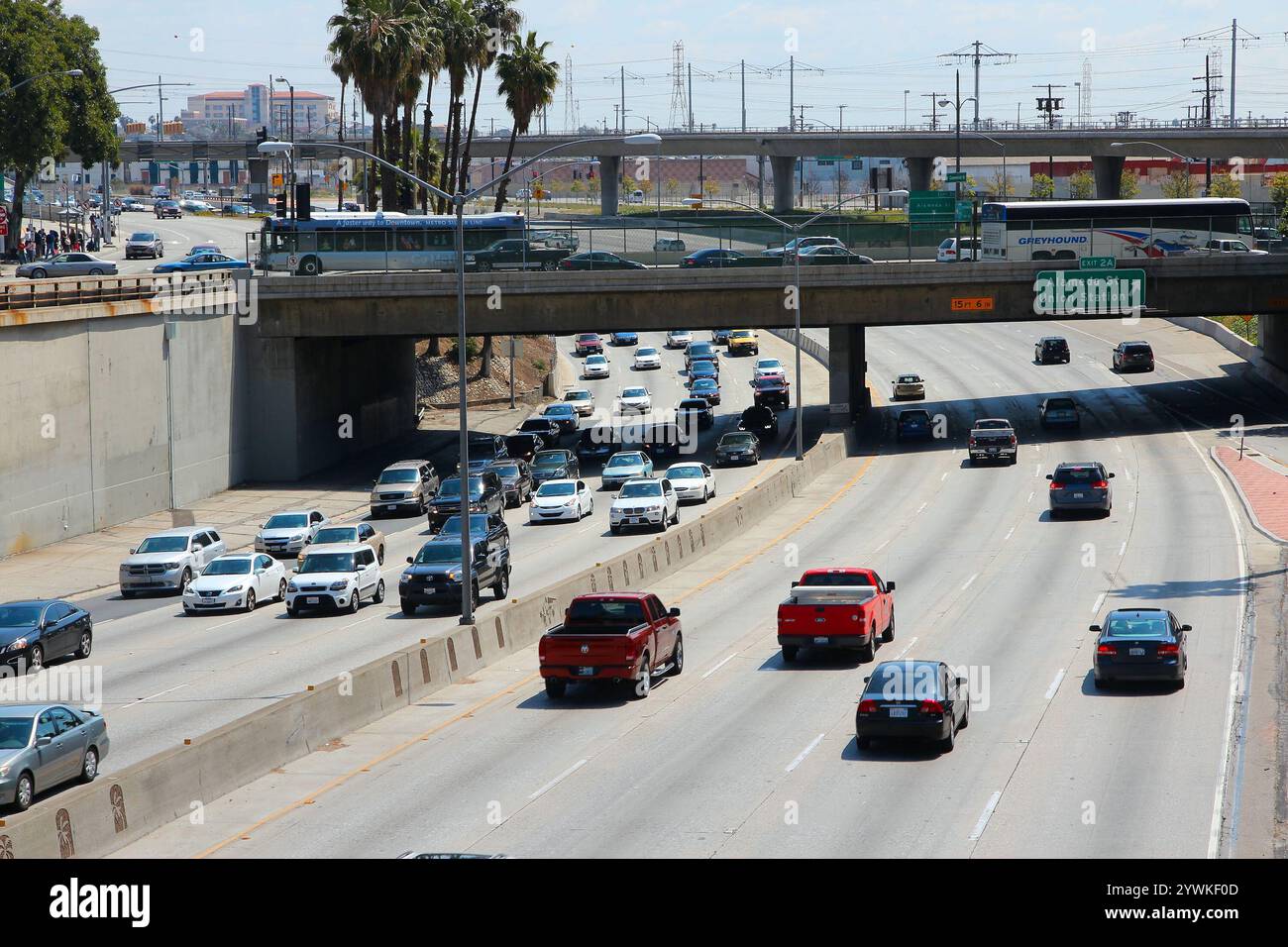 LOS ANGELES, États-Unis - 5 AVRIL 2014 : les voitures circulent sur la Santa Ana Freeway à Los Angeles (US route 101). Banque D'Images