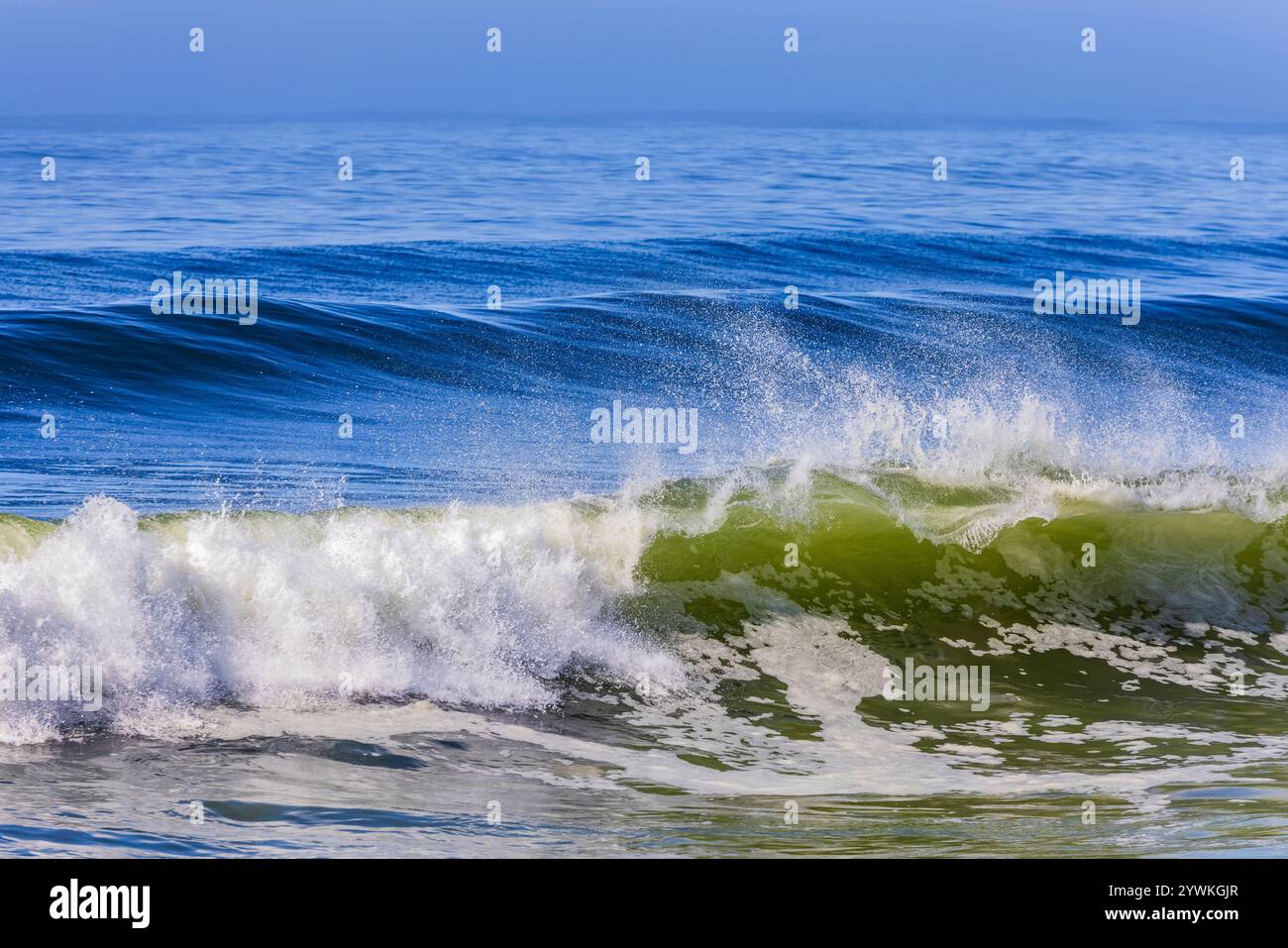 Les vagues de l'océan Pacifique qui roulent et s'écrasent le long de la côte de l'Oregon vues depuis Strawberry Hill Wayside, Oregon, États-Unis Banque D'Images