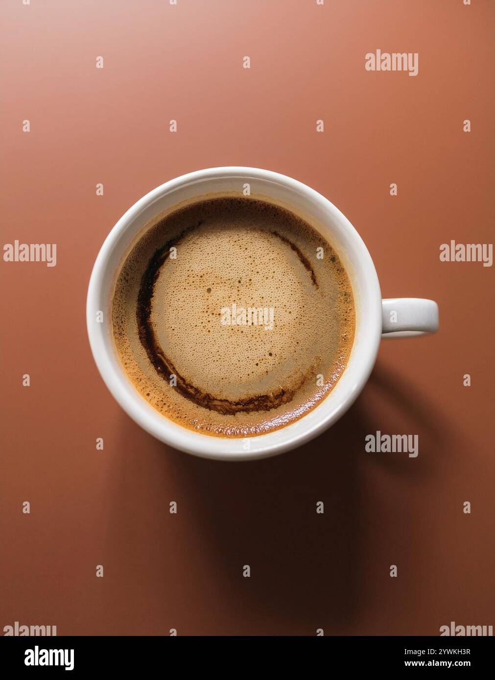 Tasse de café moderne sur le concept de fond de mousse de Mocha Banque D'Images