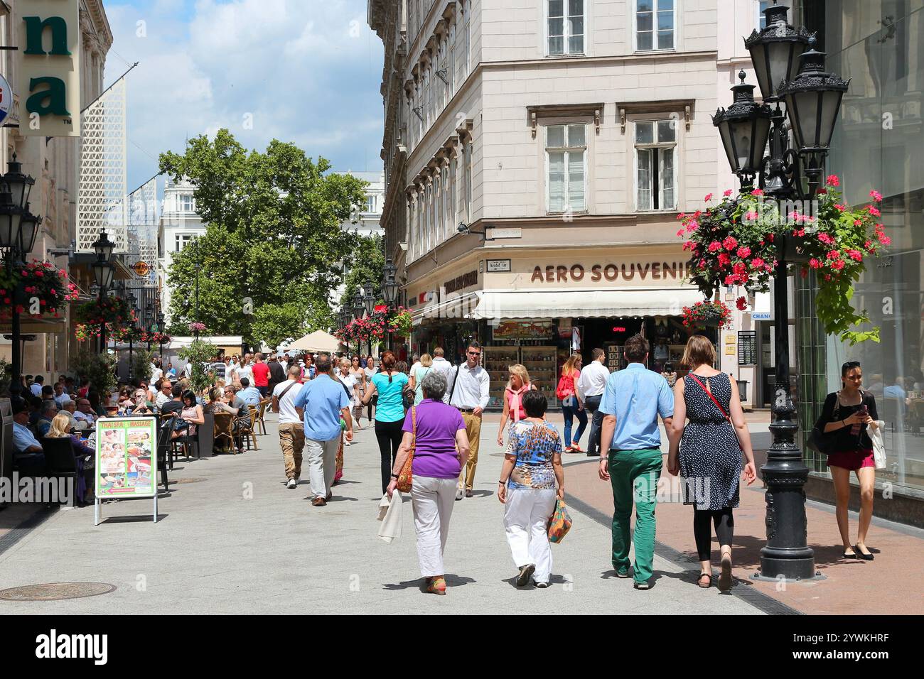 BUDAPEST, HONGRIE - 22 juin 2014 : personnes visitent la rue Vaci à Budapest. 3,3 millions de personnes vivent dans la région métropolitaine de Budapest. C'est la plus grande ville Banque D'Images