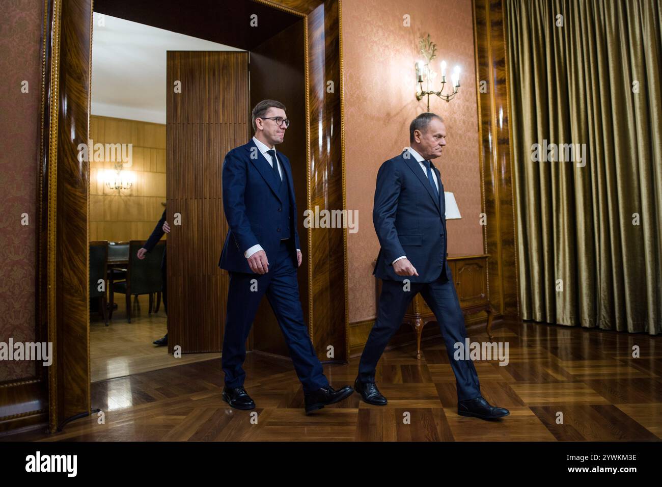 Varsovie, Pologne. 11 décembre 2024. Le premier ministre Donald Tusk (à droite) accueille le premier ministre estonien Kristen Michal (à gauche) à la chancellerie du premier ministre sur l'avenue Ujazdowskie à Varsovie. La première ministre estonienne, Kristen Michal, s'est rendue à Varsovie et a rencontré Donald Tusk, le premier ministre polonais. Tusk et Michal ont parlé de la sécurité du flanc oriental de l'OTAN - en particulier des états baltes, de la sécurité de l'Europe et ont également discuté des questions concernant l'agression russe contre l'Ukraine. Crédit : SOPA images Limited/Alamy Live News Banque D'Images