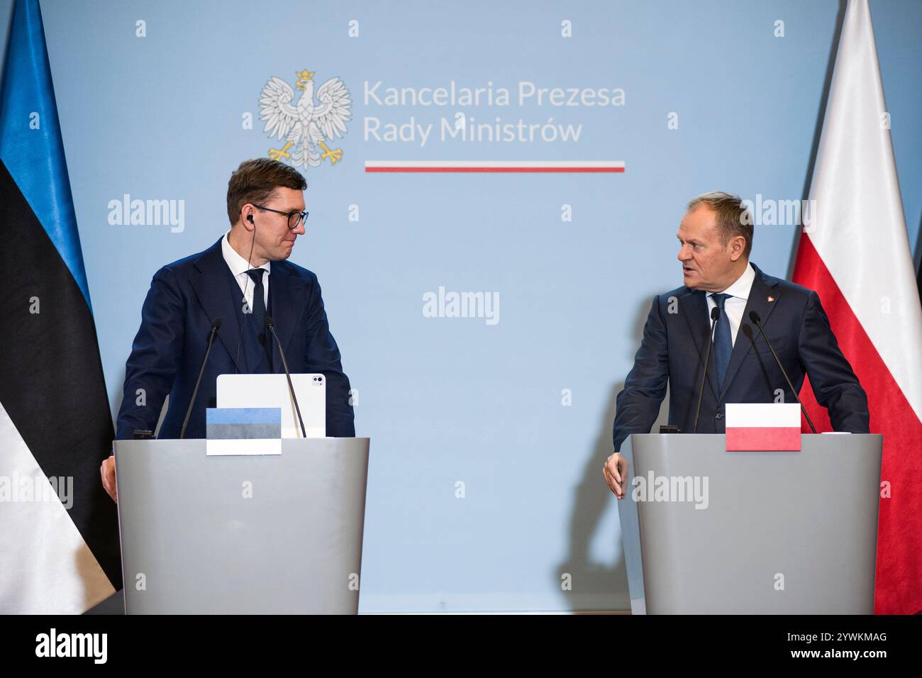 Varsovie, Pologne. 11 décembre 2024. Le premier ministre estonien Kristen Michal (à gauche) et le premier ministre Donald Tusk (à droite) prennent la parole lors d'une conférence de presse à Varsovie. La première ministre estonienne, Kristen Michal, s'est rendue à Varsovie et a rencontré Donald Tusk, le premier ministre polonais. Tusk et Michal ont parlé de la sécurité du flanc oriental de l'OTAN - en particulier des états baltes, de la sécurité de l'Europe et ont également discuté des questions concernant l'agression russe contre l'Ukraine. Crédit : SOPA images Limited/Alamy Live News Banque D'Images