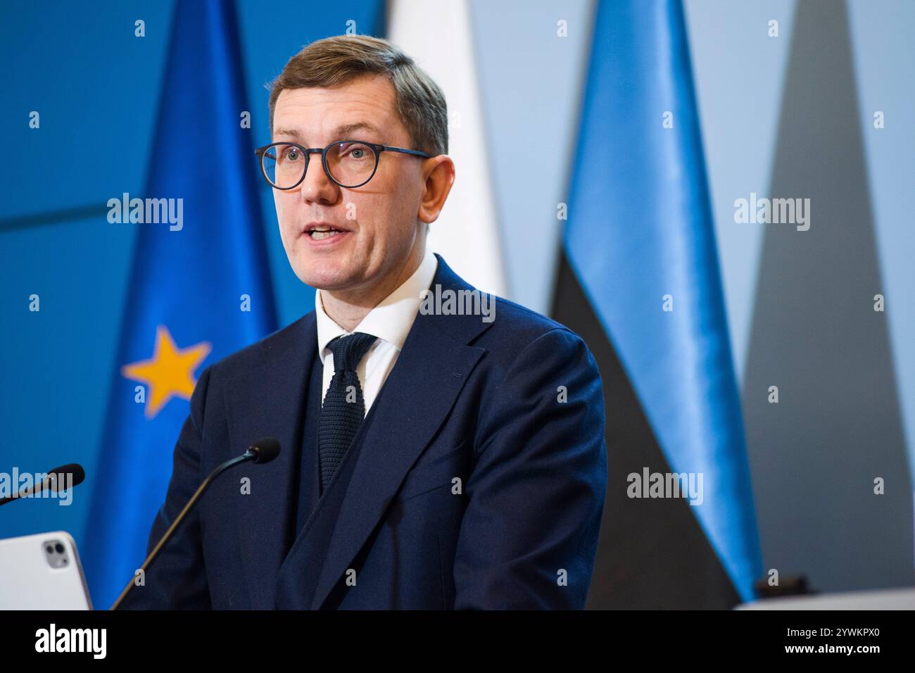 Varsovie, Pologne. 11 décembre 2024. Le premier ministre estonien Kristen Michal s'exprime lors d'une conférence de presse avec le premier ministre Donald Tusk (pas en vue). La première ministre estonienne, Kristen Michal, s'est rendue à Varsovie et a rencontré Donald Tusk, le premier ministre polonais. Tusk et Michal ont parlé de la sécurité du flanc oriental de l'OTAN - en particulier des états baltes, de la sécurité de l'Europe et ont également discuté des questions concernant l'agression russe contre l'Ukraine. (Photo par Attila Husejnow/SOPA images/SIPA USA) crédit : SIPA USA/Alamy Live News Banque D'Images