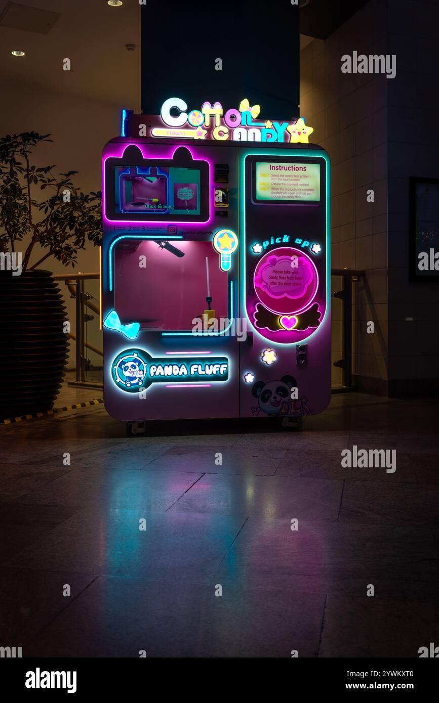 Distributeur automatique de fil de barbe à papa coloré illuminé à WestQuay Southampton, Angleterre, Royaume-Uni Banque D'Images