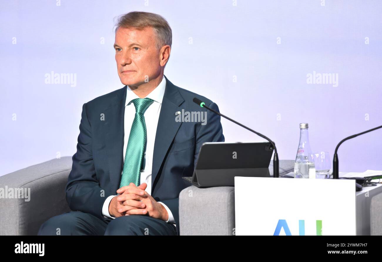 Moscou, Russie. 11 décembre 2024. Herman Gref, PDG de Sberbank, écoute le président russe Vladimir Poutine prononcer des remarques lors d’une session plénière de ai Journey 2024, une conférence internationale sur l’intelligence artificielle et l’apprentissage automatique, au complexe d’affaires de Sberbank City, le 11 décembre 2024 à Moscou, en Russie. Crédit : Kristina Kormilitsyna/Kremlin Pool/Alamy Live News Banque D'Images