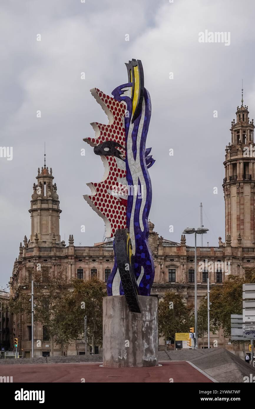 El Cap de Barcelona, également connu sous le nom de Barcelona's Head, est une sculpture de 15 mètres de haut de l'artiste pop américain Roy Lichtenstein, créée pour l'été 1992 Banque D'Images