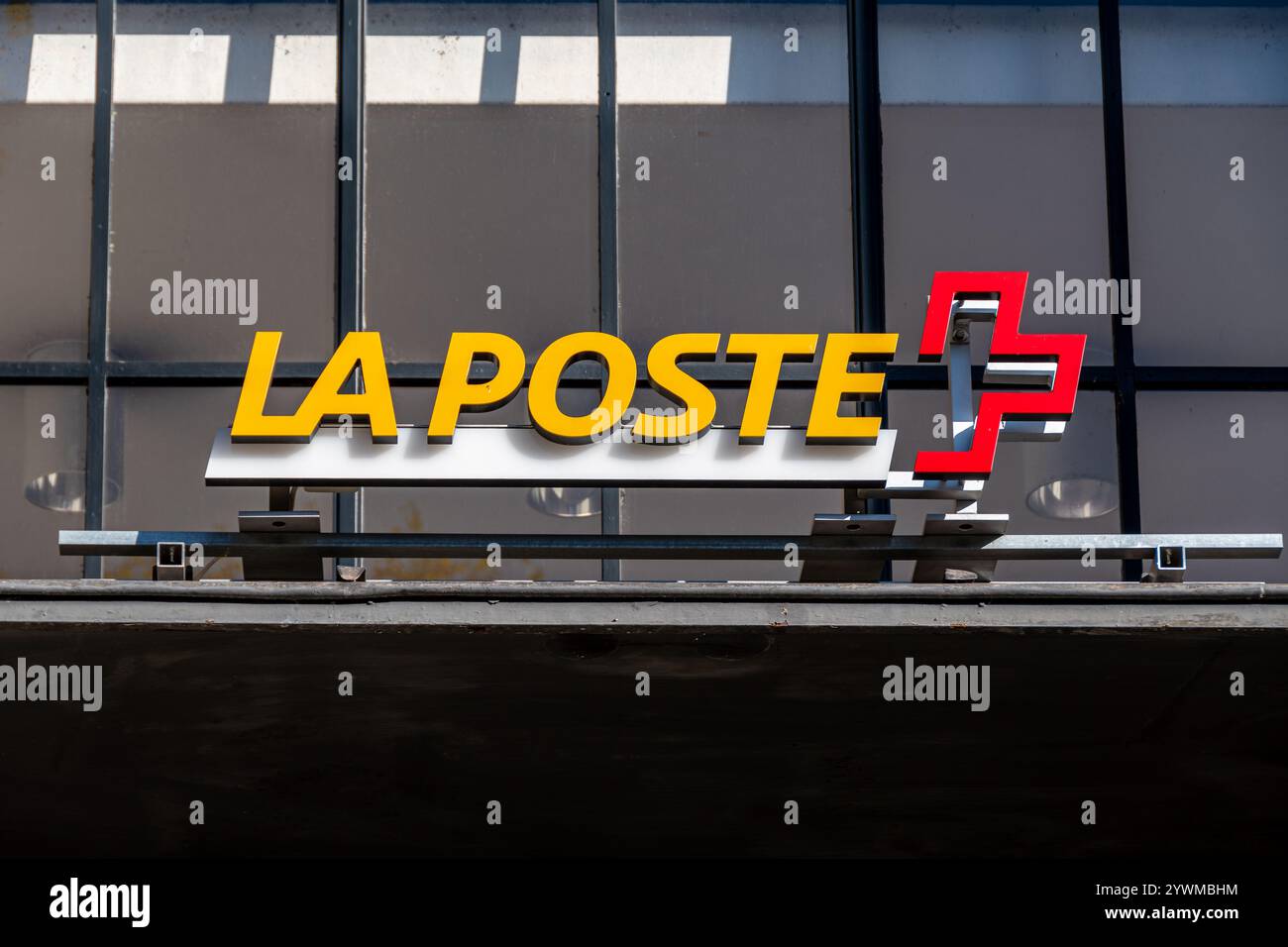 Panneau 'LA POSTE' écrit en français à l'entrée d'un bureau de poste suisse. Swiss Post Ltd est une société de services postaux appartenant à la Confédération suisse Banque D'Images