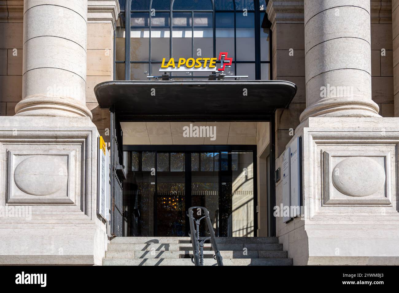 Entrée dans un bâtiment de la poste suisse. Swiss Post Ltd est une société de services postaux appartenant à la Confédération suisse Banque D'Images