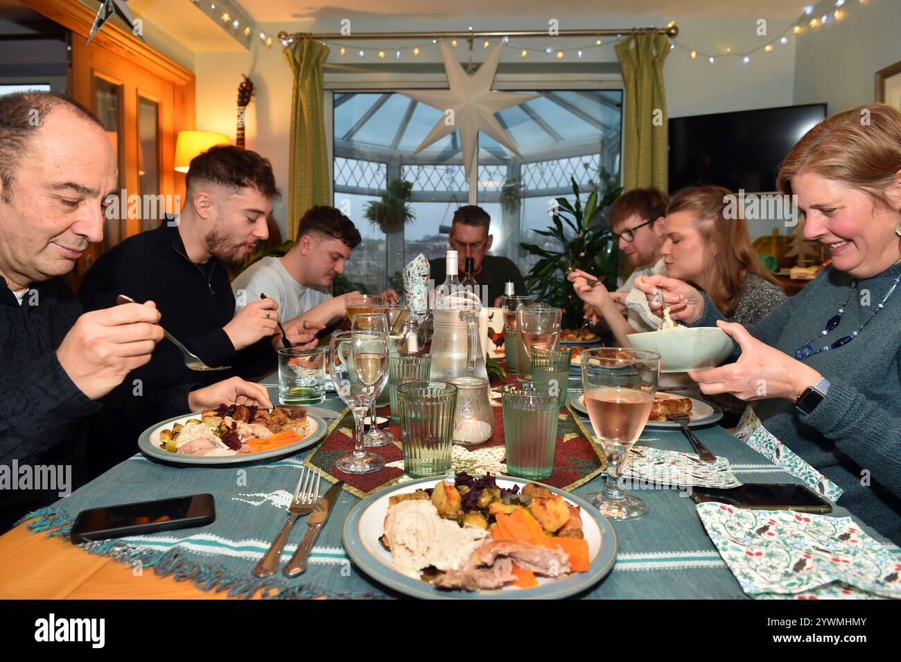 Dîner de Noël en famille à la maison Royaume-Uni Banque D'Images