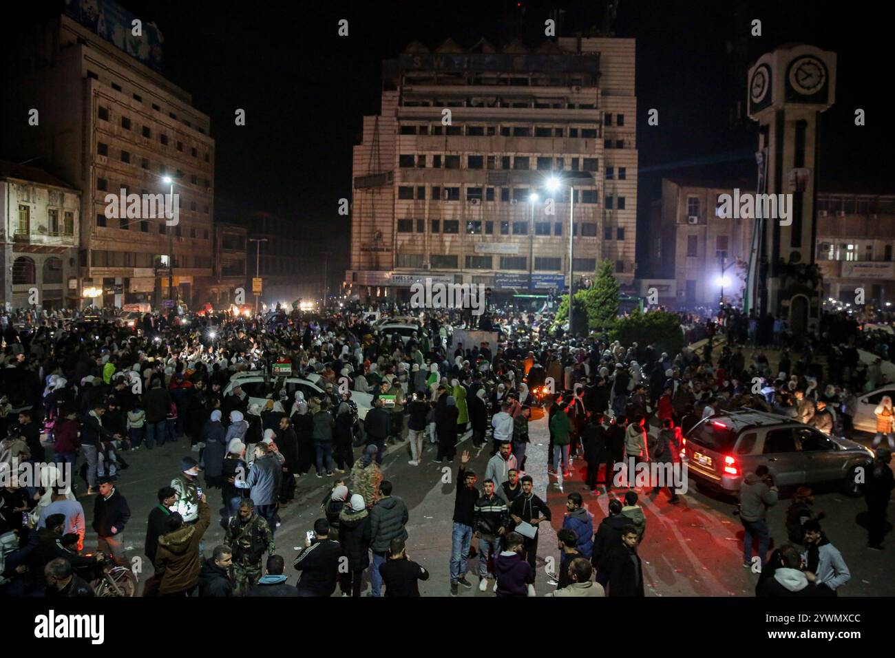 Homs, Syrie. 09 décembre 2024. Un grand nombre de personnes descendent sur la place de l’horloge à Homs pour célébrer la chute du régime d’Al-Assad. Ils ont agité des drapeaux de l'opposition et ont acclamé lorsque les nouvelles leur parvenaient de la chute du gouvernement à Damas alors que Hayat Tahrir al-Sham avançait dans la capitale des forces de l'opposition syrienne Banque D'Images