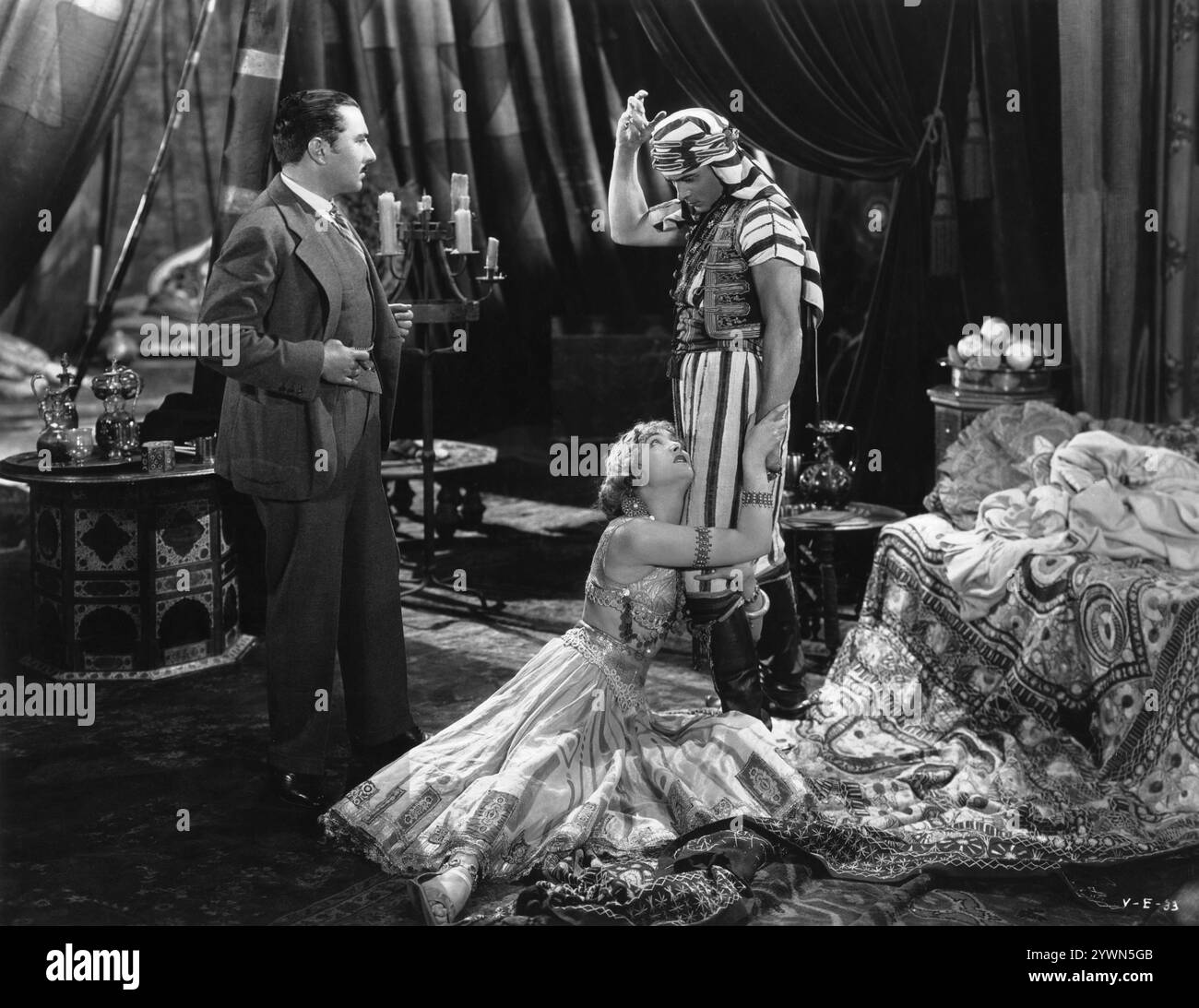 GEORGE FITZMAURICE réalisant RUDOLPH VALENTINO et VILMA BANKY dans une scène pour LE FILS DU CHEIKH 1926 réalisateur GEORGE FITZMAURICE roman EDITH MAUDE HULL adaptation sur écran FRANCES MARION Réglages WILLIAM CAMERON MENZIES United Artists Banque D'Images