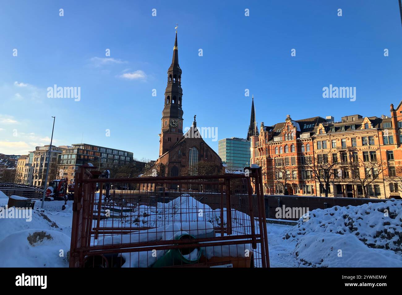 Église Sainte-Catherine (Hauptkirche constituée de Katharinen) à Hambourg, Allemagne. 9 janvier 2024. - Image de stock capturée avec un smartphone
