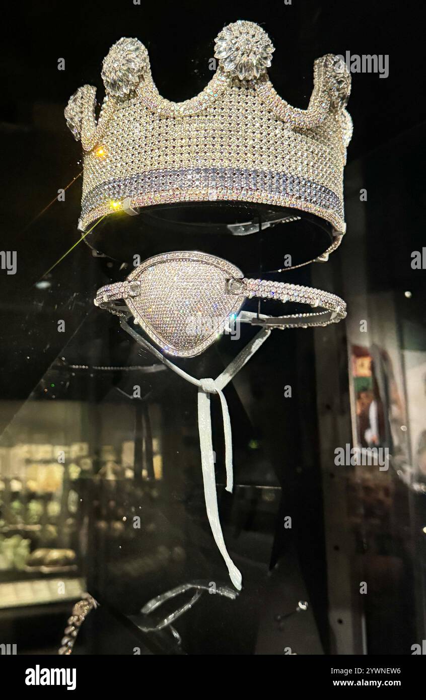 New York, New York, États-Unis. 10 décembre 2024. Slick Rick Crown, designer Tanya Jones de Lucki Crowns 2022, et et eye patch Jacob and Co. 2021, exposés au Ice Cold : an Exhibition of Hip Hop Jewelry au Musée américain d'histoire naturelle. (Crédit image : © Nancy Kaszerman/ZUMA Press Wire) USAGE ÉDITORIAL SEULEMENT! Non destiné à UN USAGE commercial ! Banque D'Images