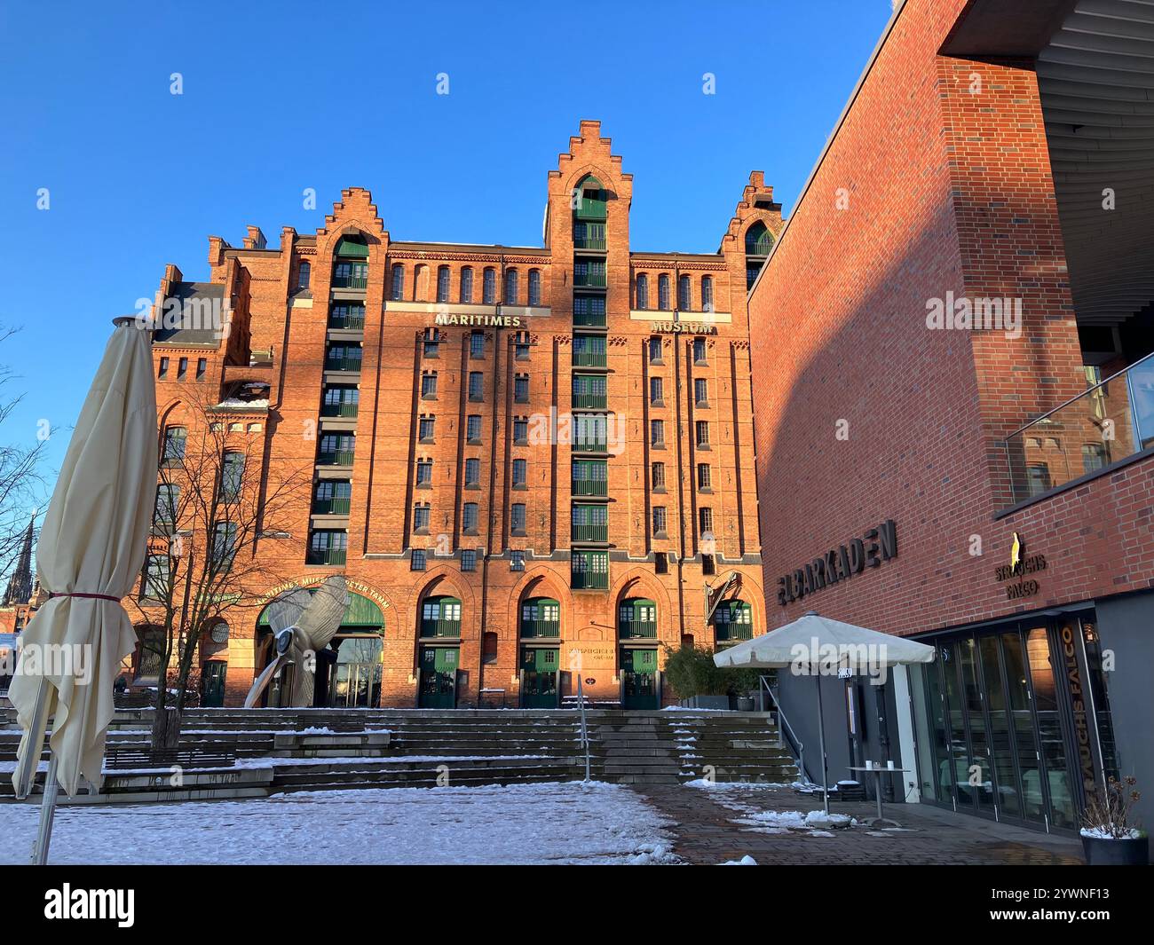 Internationales Maritimes Museum Hamburg dans le quartier des entrepôts de Speicherstadt. HafenCity, Hambourg, Allemagne. 9 janvier 2024. - Image de stock capturée avec un smartphone