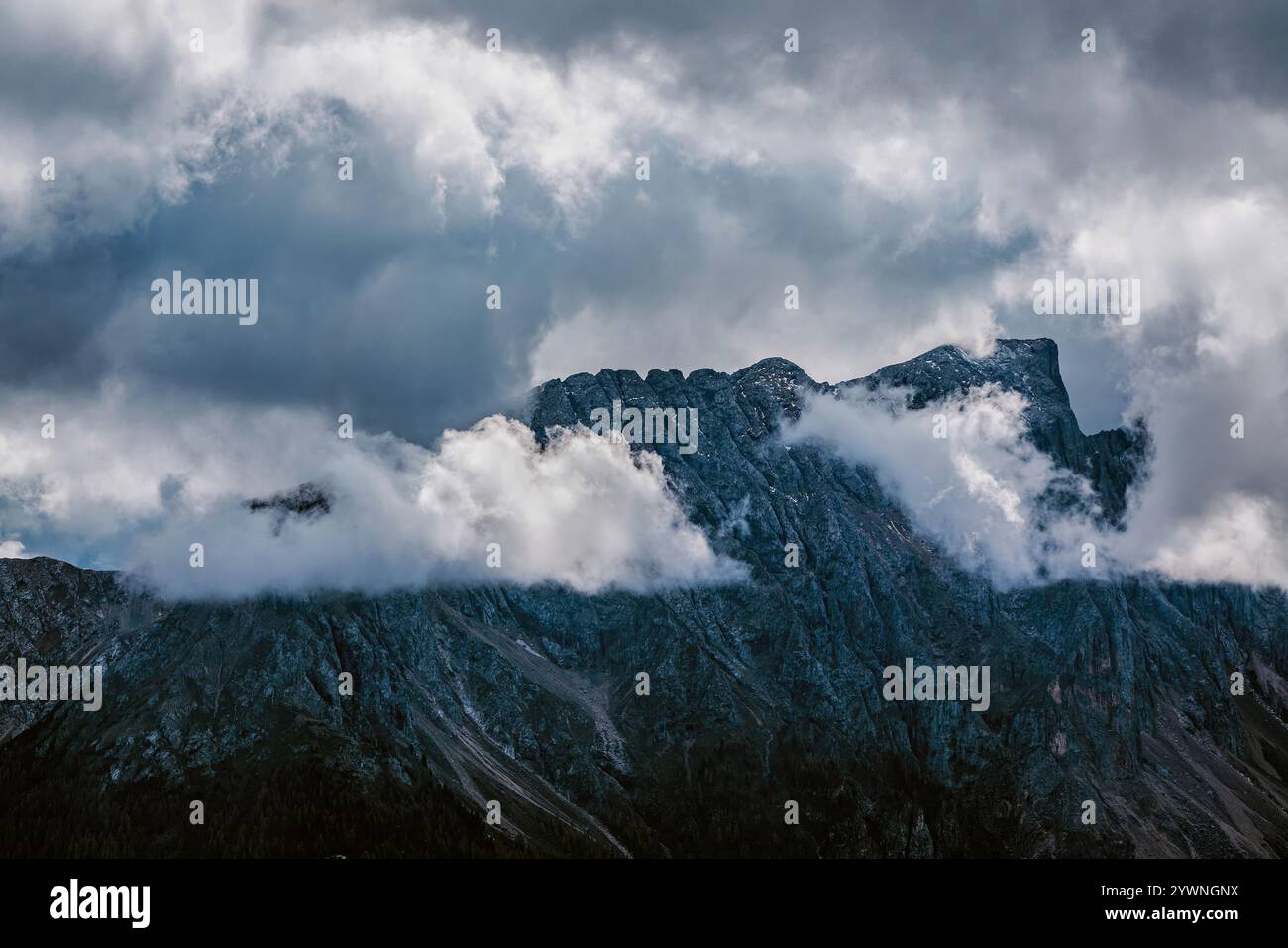 Vue panoramique sur le groupe Rosengarten, montagnes dans les Dolomites en Italie. Banque D'Images