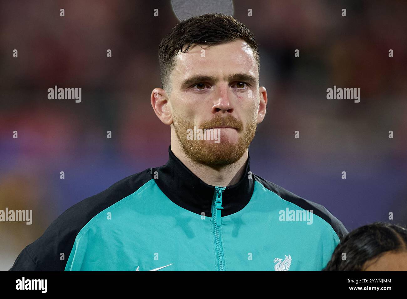 Andrew Robertson, du Liverpool FC, regarde le match de l'UEFA Champions League 2024/25 phase MD6 entre Girona FC et Liverpool FC au stade Montilivi le 10 décembre 2024 à Gérone, en Espagne. Banque D'Images