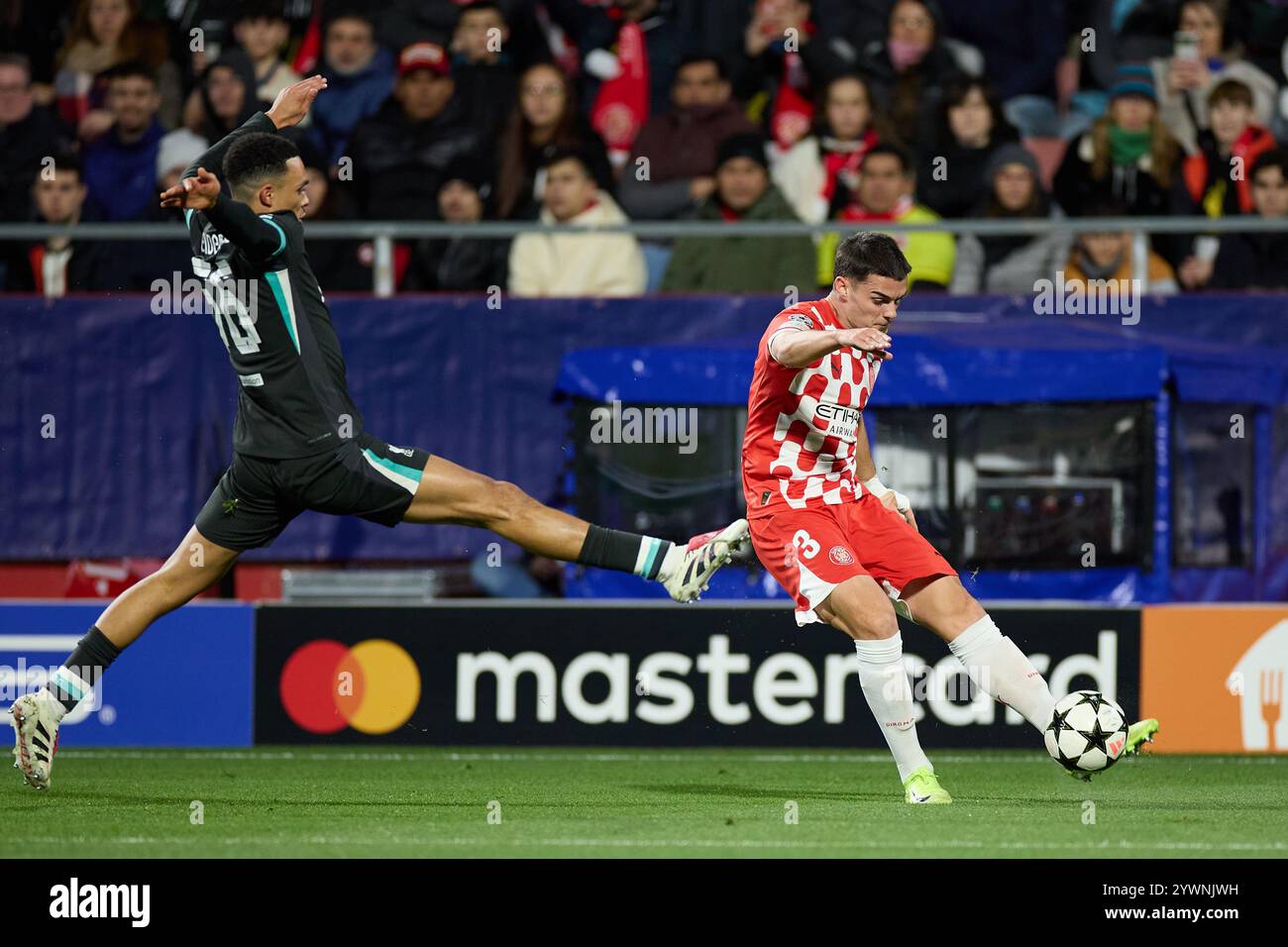 Miguel Gutierrez du Girona FC en action lors du match MD6 de l'UEFA Champions League 2024/25 entre le Girona FC et le Liverpool FC au stade Montilivi le 10 décembre 2024 à Gérone, Espagne. Banque D'Images