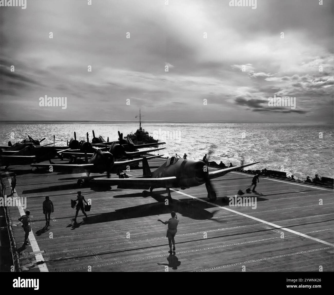Fleet Air Arm Grumman F6F Hellcats se préparant au décollage sur le pont d'envol du HMS Ameer, un porte-avions d'escorte américain, transféré à la Royal Navy à la mi-1943. L'avion de chasse américain de la seconde Guerre mondiale a fait ses débuts au combat en septembre 1943 et s'est par la suite imposé comme un chasseur de porte-avions robuste et bien conçu. Il est devenu le chasseur dominant de la marine des États-Unis dans la seconde moitié de la guerre du Pacifique. Au total, 12 275 avions ont été construits en un peu plus de deux ans et les Hellcats ont été crédités de la destruction d'un total de 5 223 avions ennemis en service. Banque D'Images