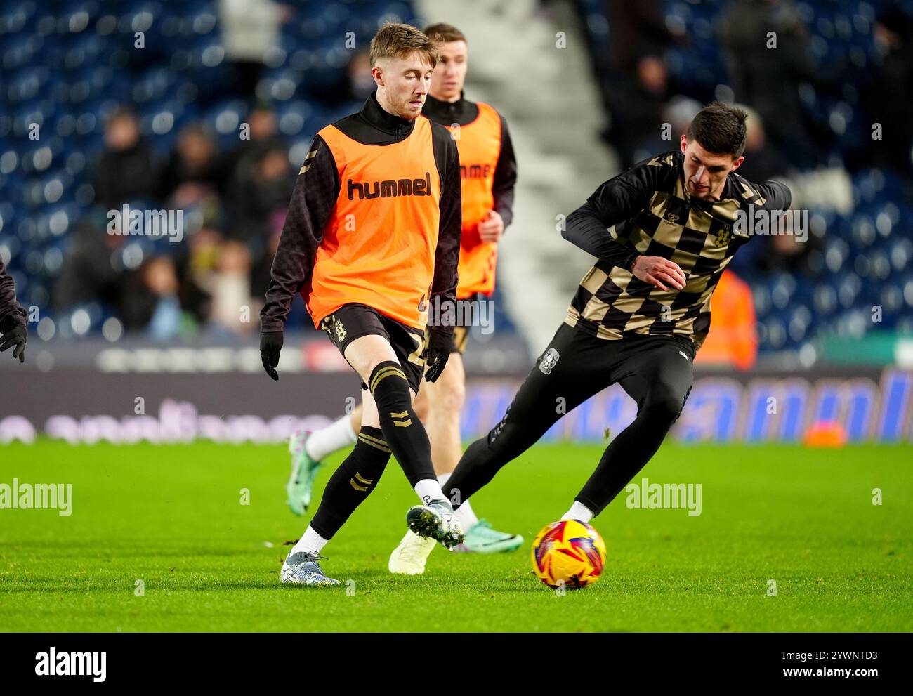 Josh Eccles de Coventry City (au centre) lors du Sky Bet Championship match aux Hawthorns, West Bromwich. Date de la photo : mercredi 11 décembre 2024. Banque D'Images