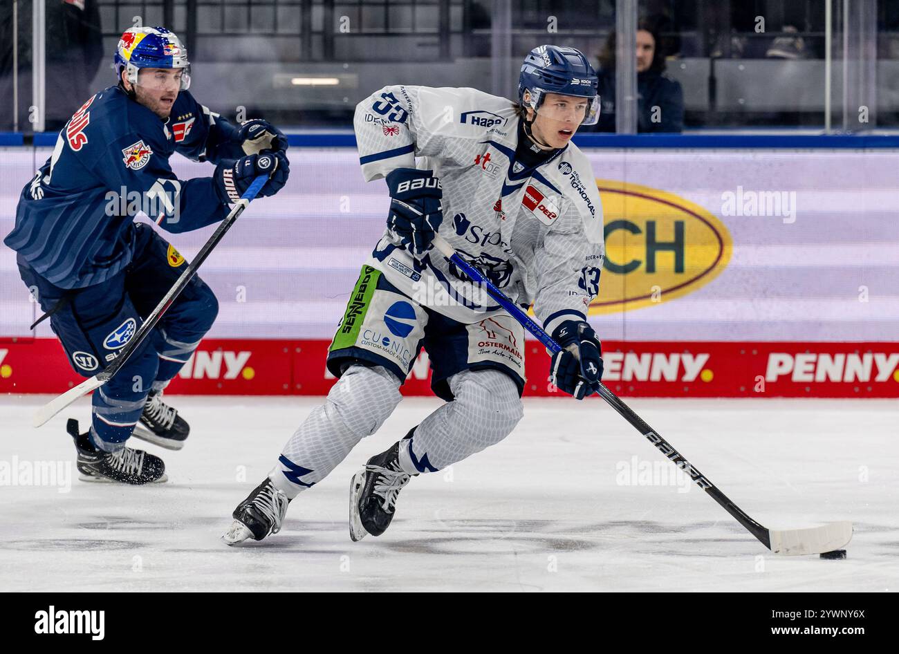 Danjo Leonhardt (Straubing Tigers, #53) verfolgt von Adam Brooks (EHC Red Bull Muenchen, #77). GER, EHC Red Bull Muenchen v. Straubing Tigers, Eishockey, DEL, 27. Spieltag, saison 2024/2025, 10.12.2024. Foto : Eibner-Pressefoto/Heike Feiner Banque D'Images