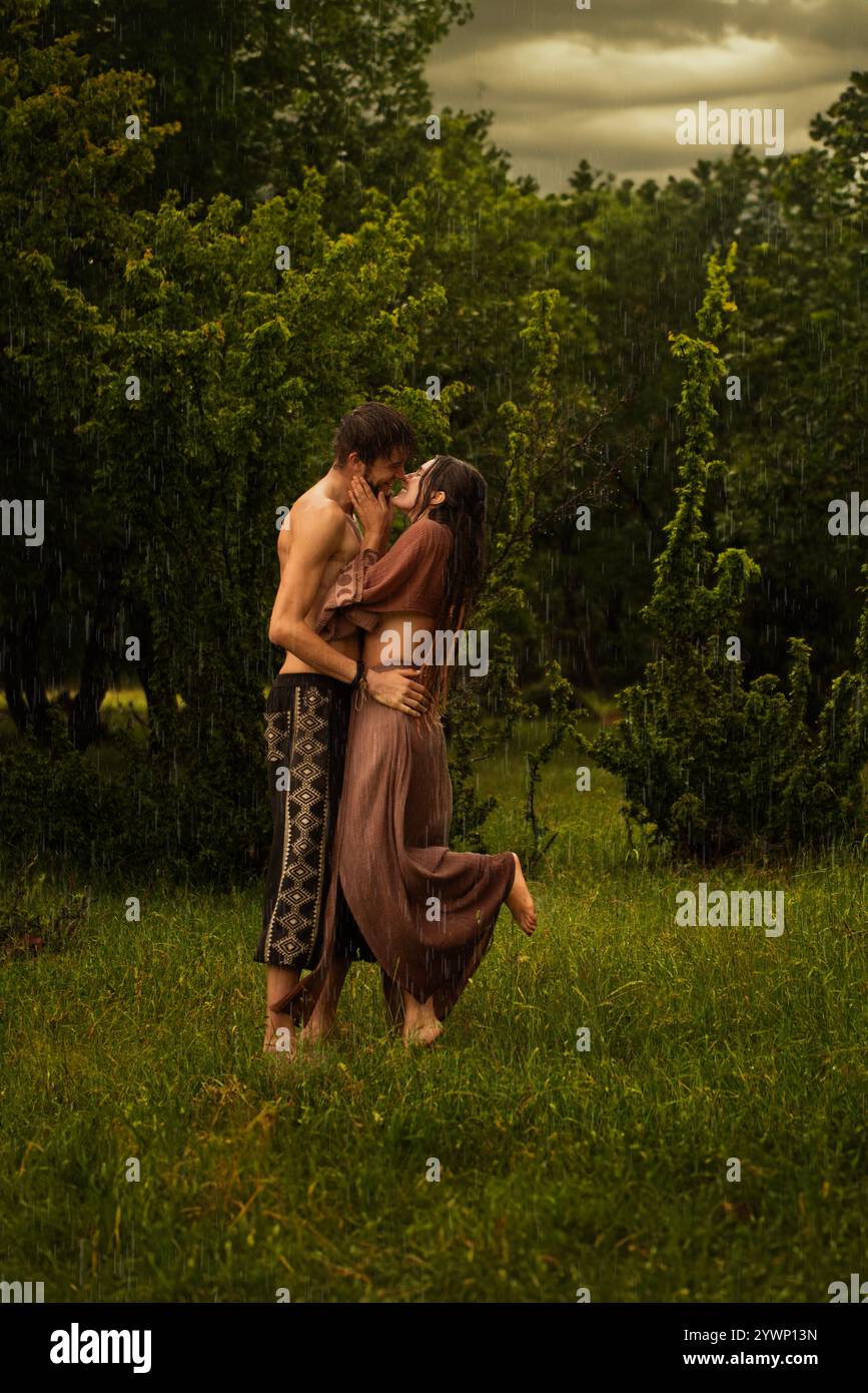 embrasser un couple hippie sous la pluie Banque D'Images