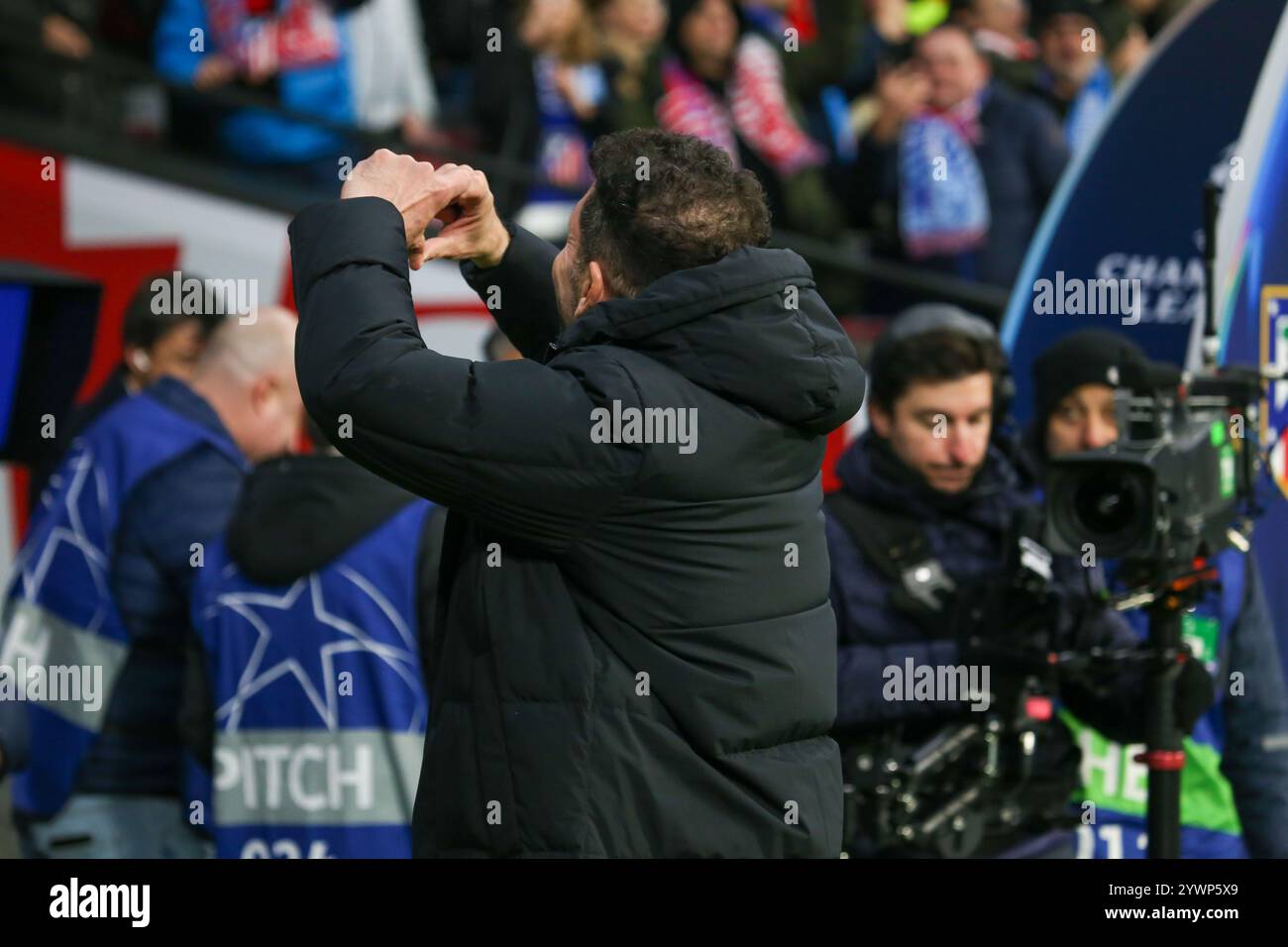 Madrid, Espagne, 11 décembre 2024 : Diego Pablo Simeone, entraîneur-chef de l'Atletico Madrid, lors du match de la 6e ronde de l'UEFA Champions League 2024-25 entre l'Atletico Madrid et Slovan Bratislava le 11 décembre 2024 au Riyadh Air Metropolitano Stadium de Madrid, Espagne. Crédit : Alberto Brevers / Alamy Live News. Banque D'Images