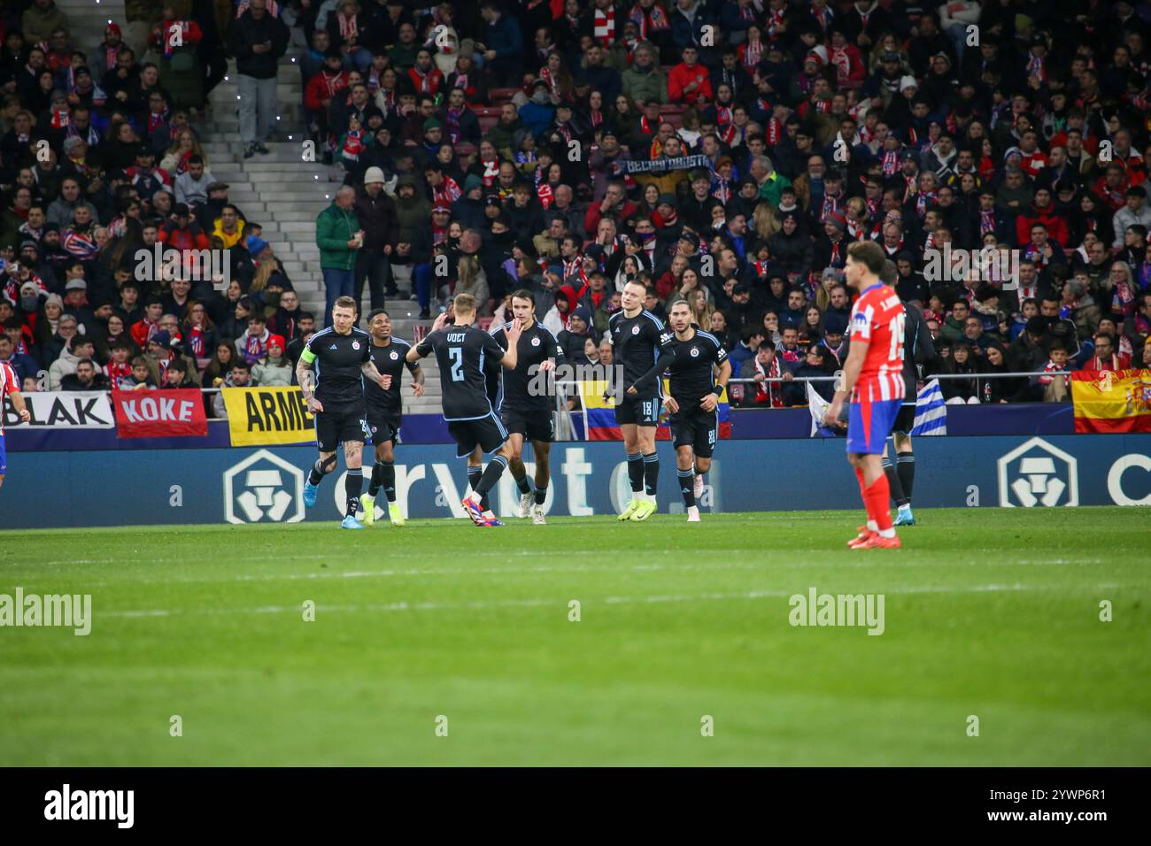 Madrid, Espagne, 11 décembre 2024 : les joueurs de Slavan Bratislava célèbrent le but d'ouverture lors du match de la 6e ronde de l'UEFA Champions League 2024-25 entre l'Atlético de Madrid et Slovan Bratislava le 11 décembre 2024 au Riyadh Air Metropolitano Stadium de Madrid, Espagne. Crédit : Alberto Brevers / Alamy Live News. Banque D'Images