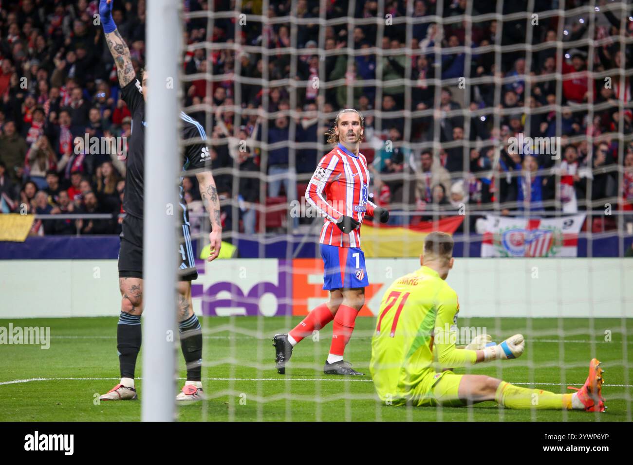 Madrid, Espagne, 11 décembre 2024 : Antoine Griezmann (7) de l'Atletico Madrid regarde le linesman lors du match de la sixième ronde de l'UEFA Champions League 2024-25 entre l'Atletico Madrid et Slovan Bratislava le 11 décembre 2024 au Riyad Air Metropolitano Stadium de Madrid, Espagne. Crédit : Alberto Brevers / Alamy Live News. Banque D'Images