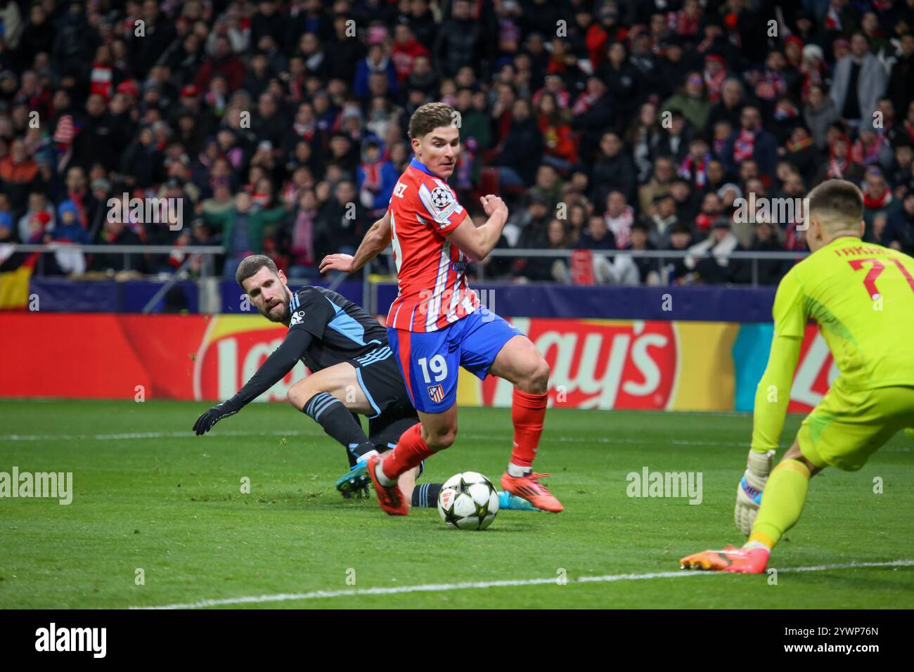 Madrid, Espagne, 11 décembre 2024 : le joueur de l'Atletico Madrid, Julián Álvarez (19 ans), tire au but lors du match de la 6e ronde de l'UEFA Champions League 2024-25 entre l'Atletico Madrid et Slovan Bratislava le 11 décembre 2024 au Riyad Air Metropolitano Stadium de Madrid, Espagne. Crédit : Alberto Brevers / Alamy Live News. Banque D'Images