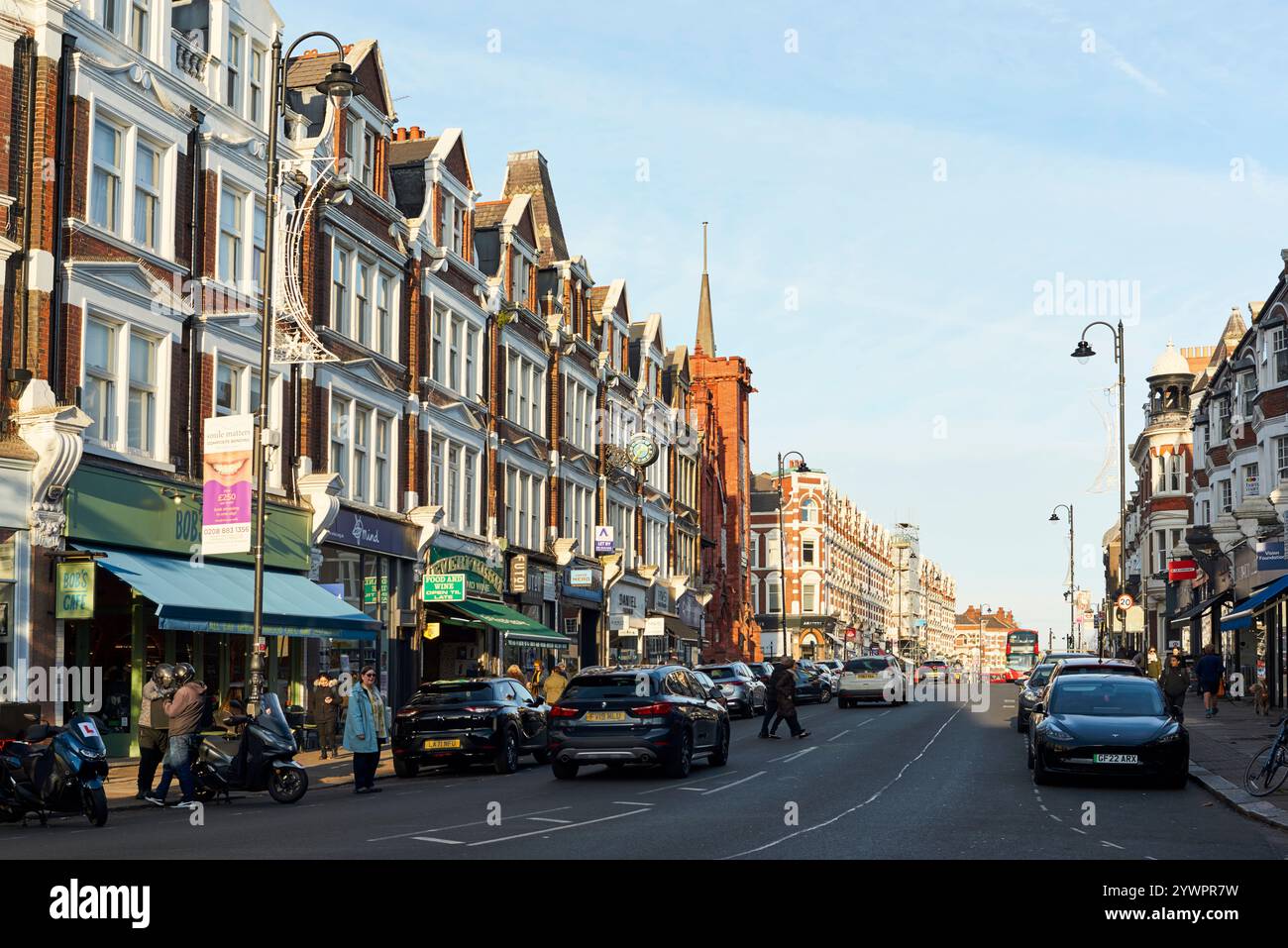 Muswell Hill Broadway, Londres Royaume-Uni, avec des magasins, la circulation et les piétons Banque D'Images