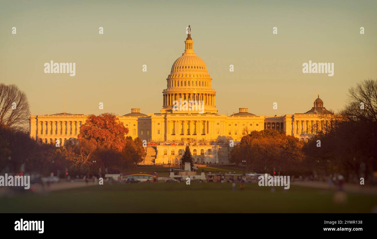 Golden Hour au Capitole des États-Unis à Washington, DC, mettant en valeur le feuillage automnal et la lumière chaude du soleil sur l'architecture emblématique. Banque D'Images
