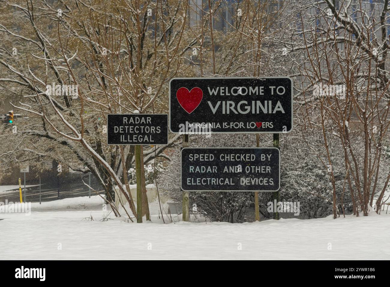 Vue enneigée de l'emblématique panneau « Welcome to Virginia » avec le slogan « Virginia is for Lovers ». Banque D'Images