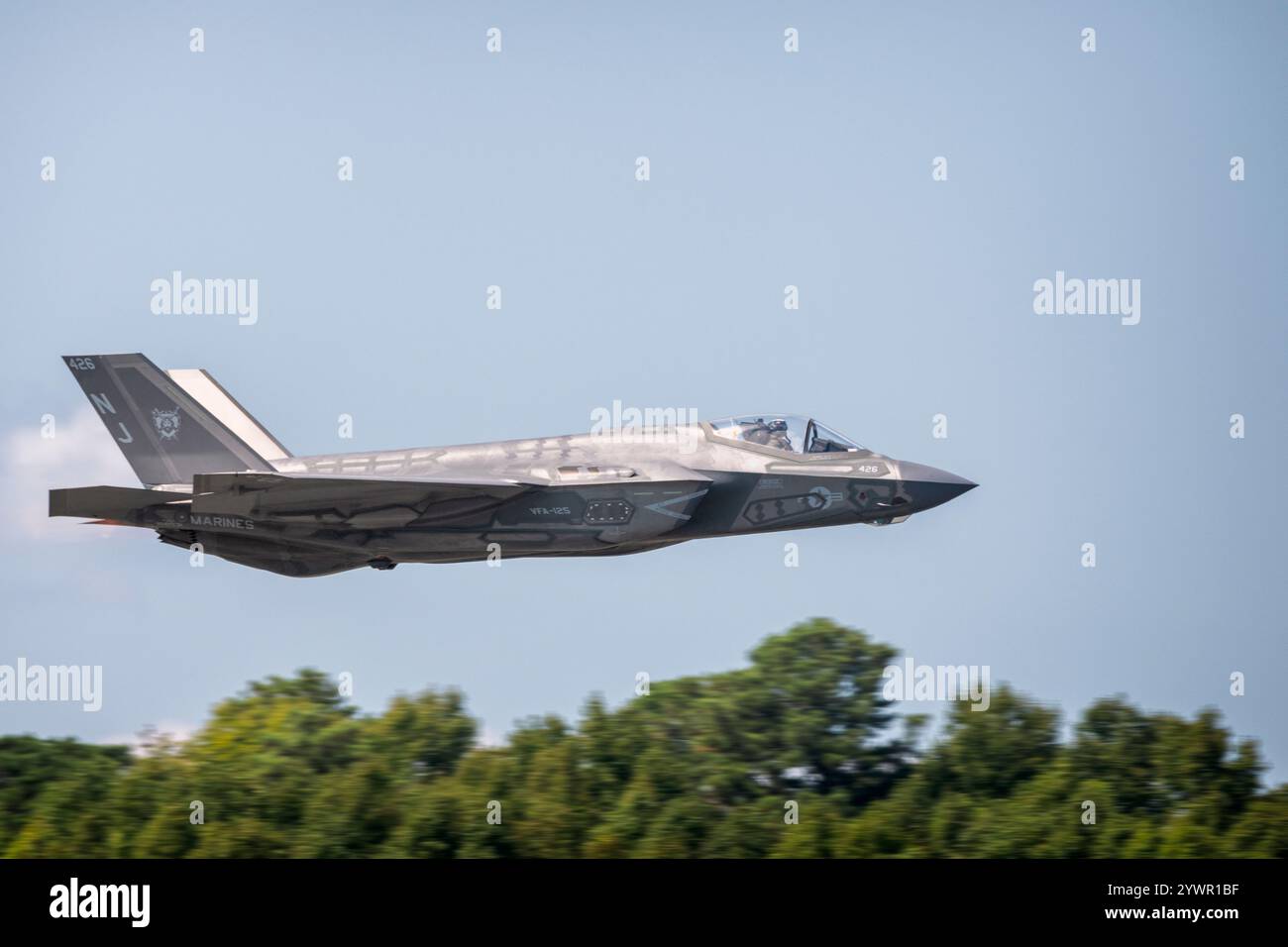 Un avion F-35 Lightning II du corps des Marines des États-Unis en vol présentant ses capacités avancées de furtivité et de combat multirôle. Banque D'Images