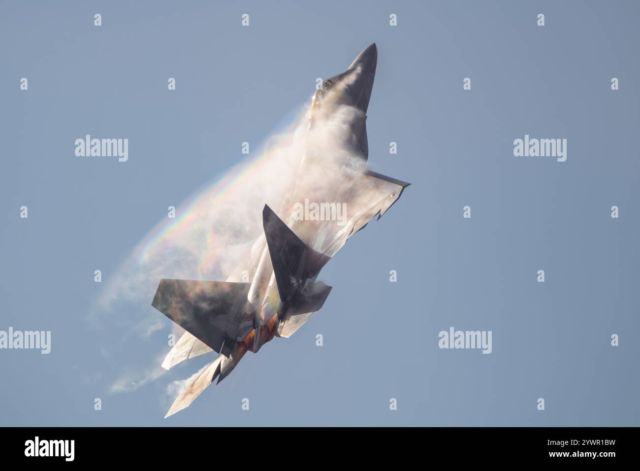 F-22 Raptor Stealth Fighter grimpant à grande vitesse avec Vapor Cone et Afterburn pendant Airshow performance. Banque D'Images