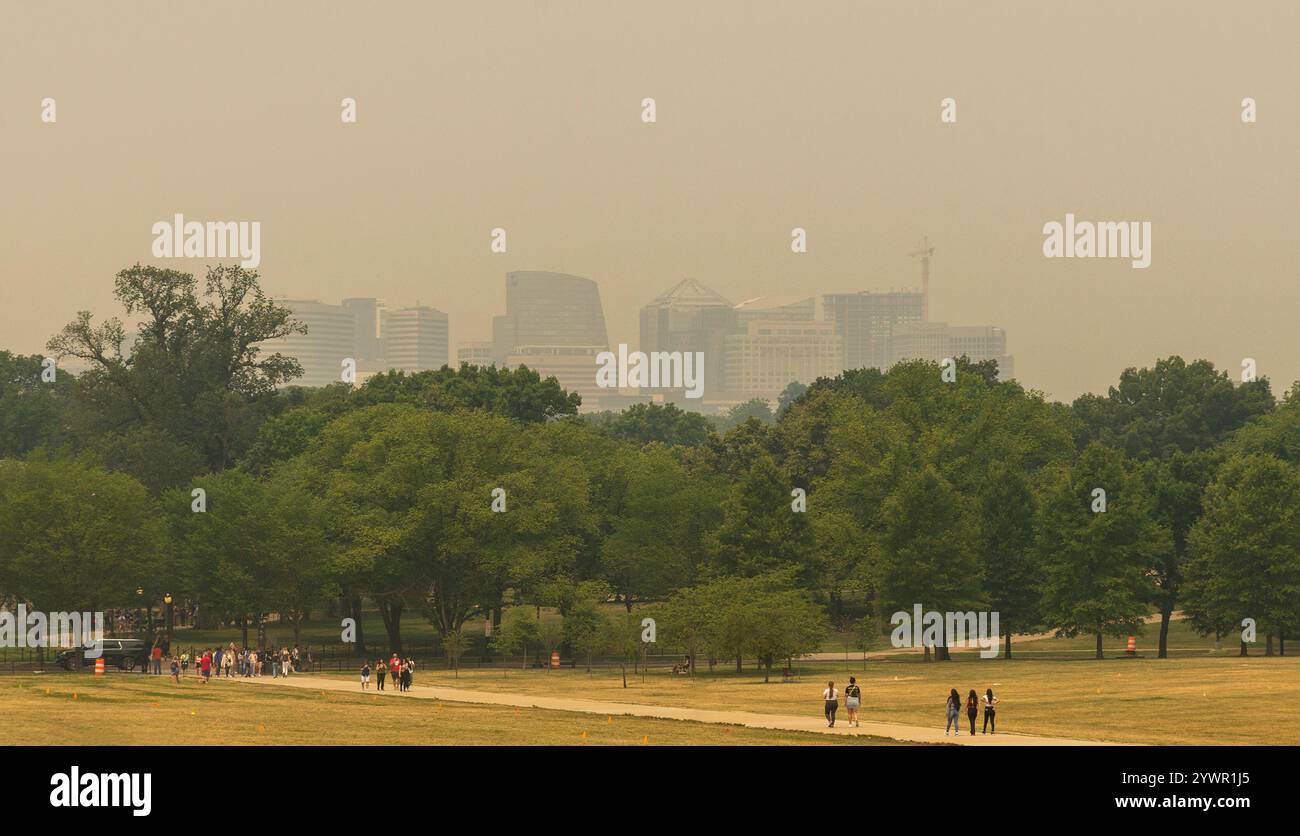 Le paysage urbain d'Arlington est entouré d'une fumée de feu de forêt dense, vue depuis le National Mall à Washington, D.C. Banque D'Images