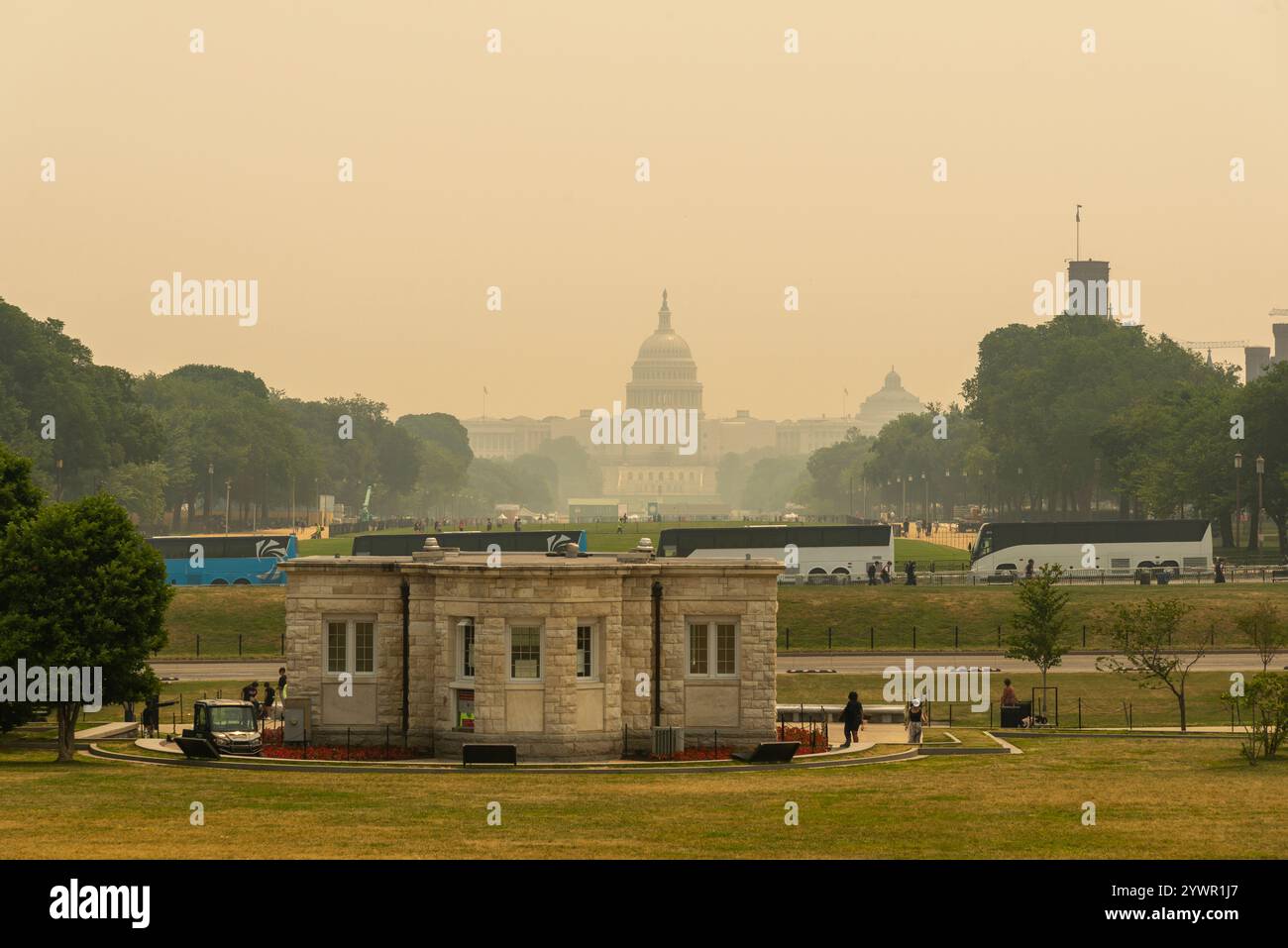 La fumée Wildfire obscurcit le Capitole des États-Unis et les monuments environnants, soulignant les défis de la qualité de l'air pendant la saison estivale. Banque D'Images