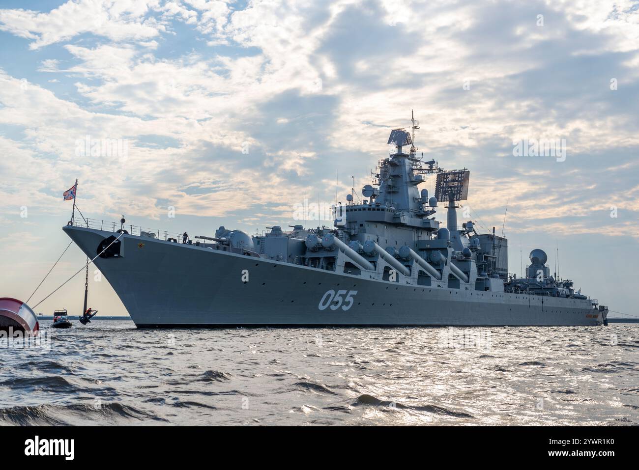 Un croiseur de missiles guidés russe de classe Slava sur des eaux calmes, présentant ses systèmes radar avancés et ses puissants lanceurs de missiles sous un ciel panoramique. Banque D'Images