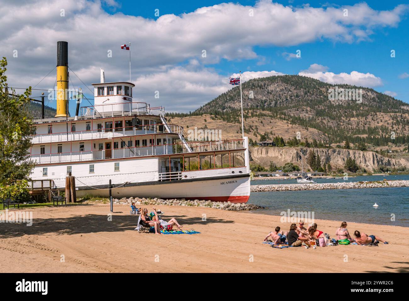 Penticton, C.-B., Canada-28 août 2024 : les gens à la plage sur la rive du lac Okanagan dans la ville pittoresque. Banque D'Images