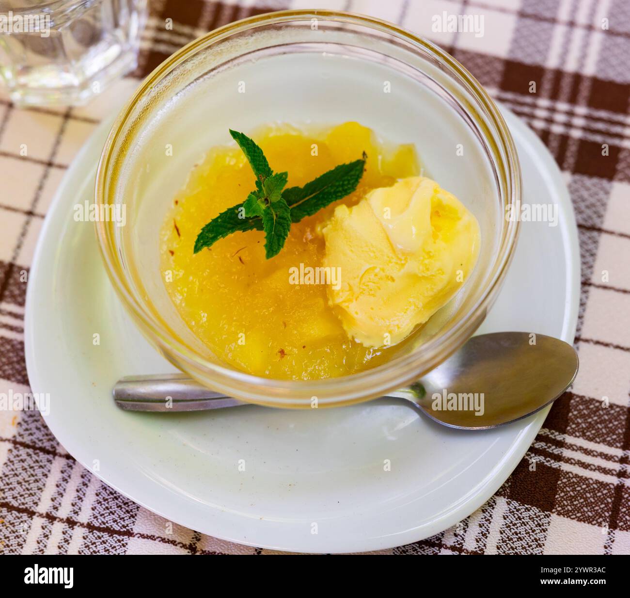 Compote de pommes avec glace à la vanille Banque D'Images