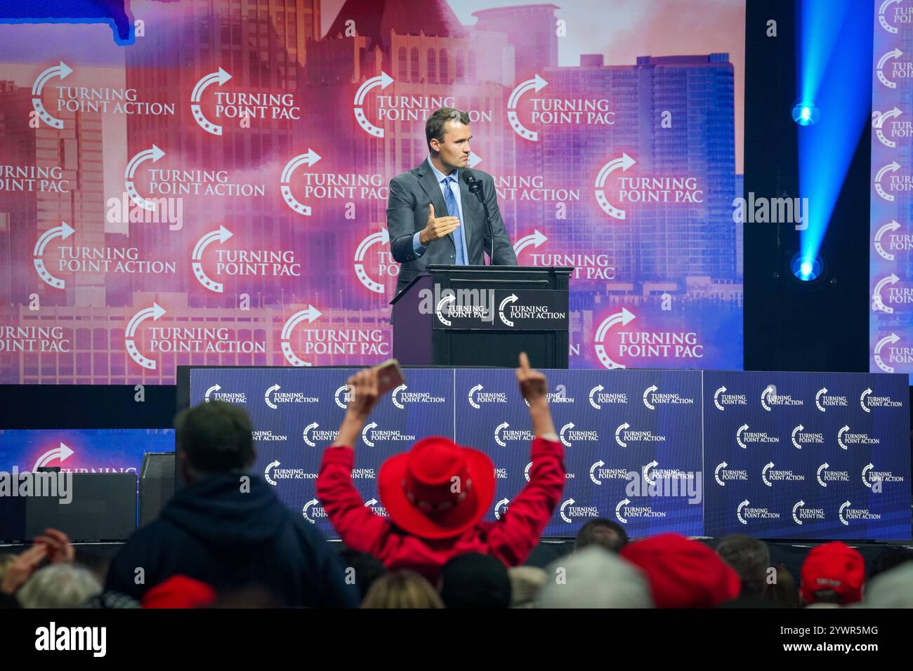 Charlie Kirk prend la parole sur scène à Gas South Arena le 23 octobre 2024 à Duluth, Géorgie, États-Unis. (Photo de Julia Beverly/Alamy Live News) Banque D'Images