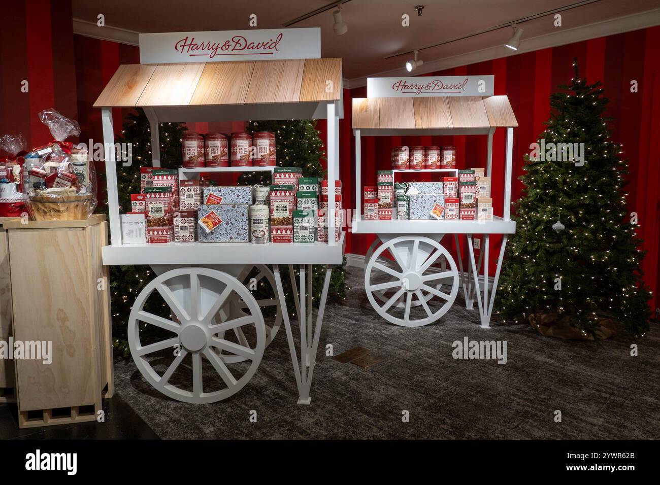Les décorations de vacances de Macy sont toujours un arrêt touristique populaire à Herald Square, New York City, USA 2024 Banque D'Images