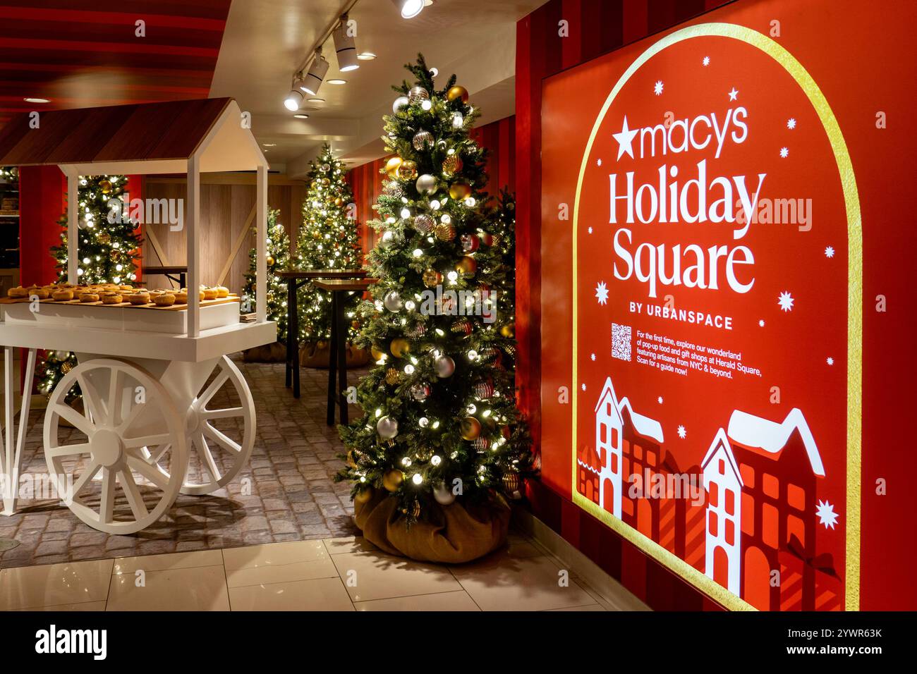 Les décorations de vacances de Macy sont toujours un arrêt touristique populaire à Herald Square, New York City, USA 2024 Banque D'Images