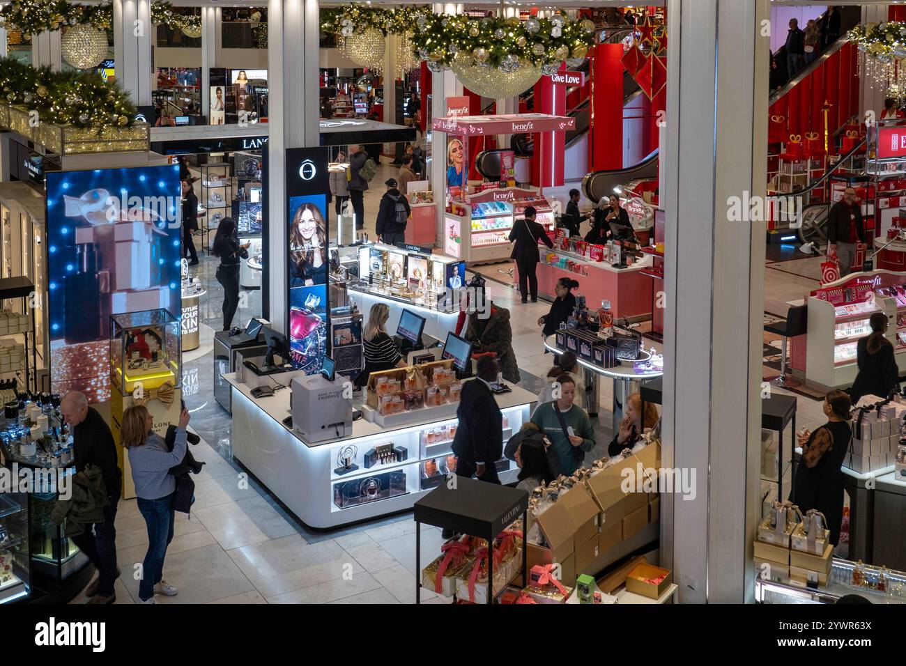 Les décorations de vacances de Macy sont toujours un arrêt touristique populaire à Herald Square, New York City, USA 2024 Banque D'Images