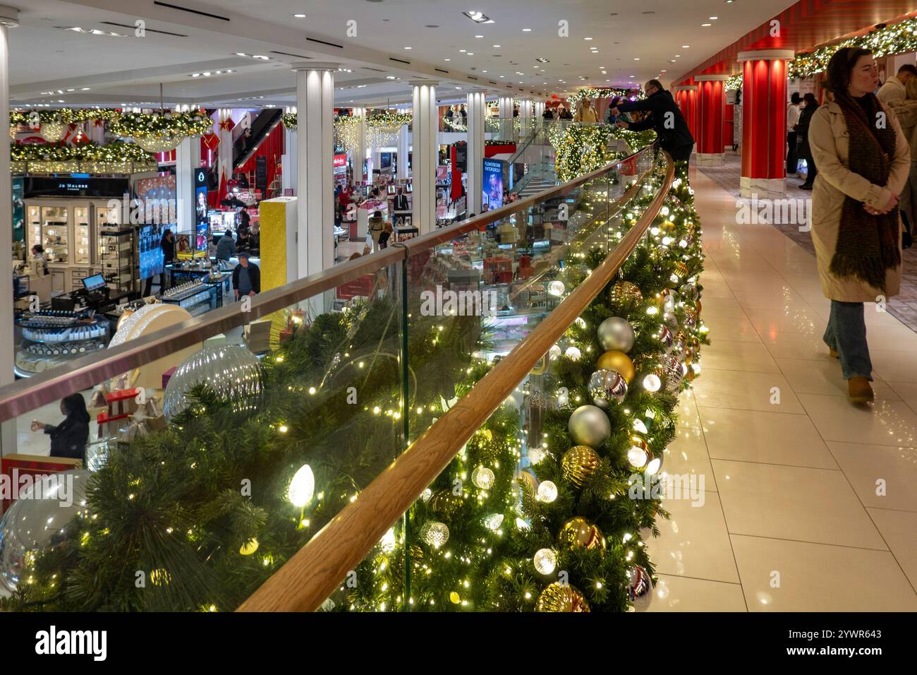 Les décorations de vacances de Macy sont toujours un arrêt touristique populaire à Herald Square, New York City, USA 2024 Banque D'Images