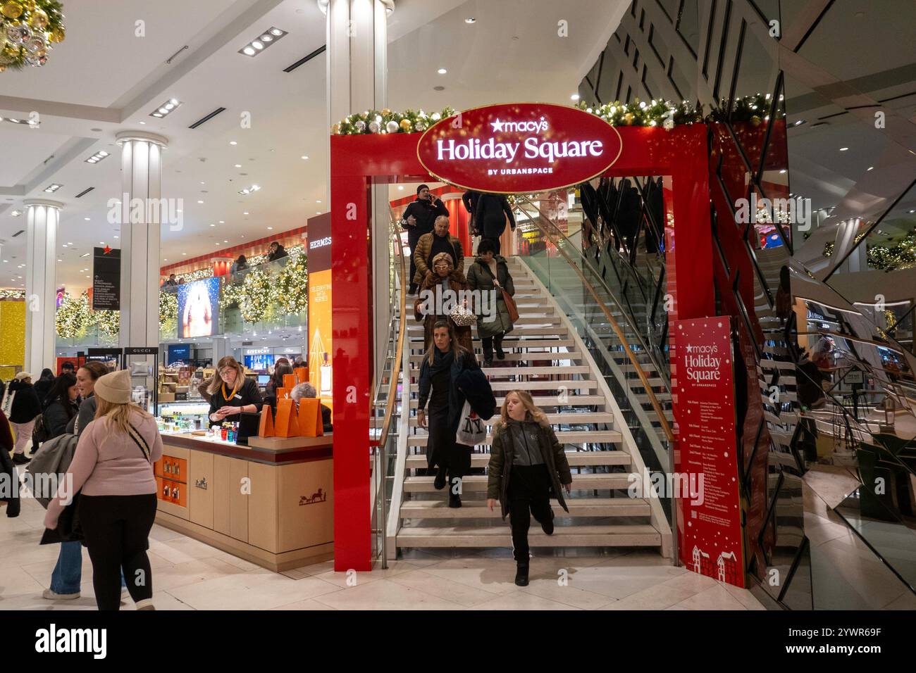 Les décorations de vacances de Macy sont toujours un arrêt touristique populaire à Herald Square, New York City, USA 2024 Banque D'Images