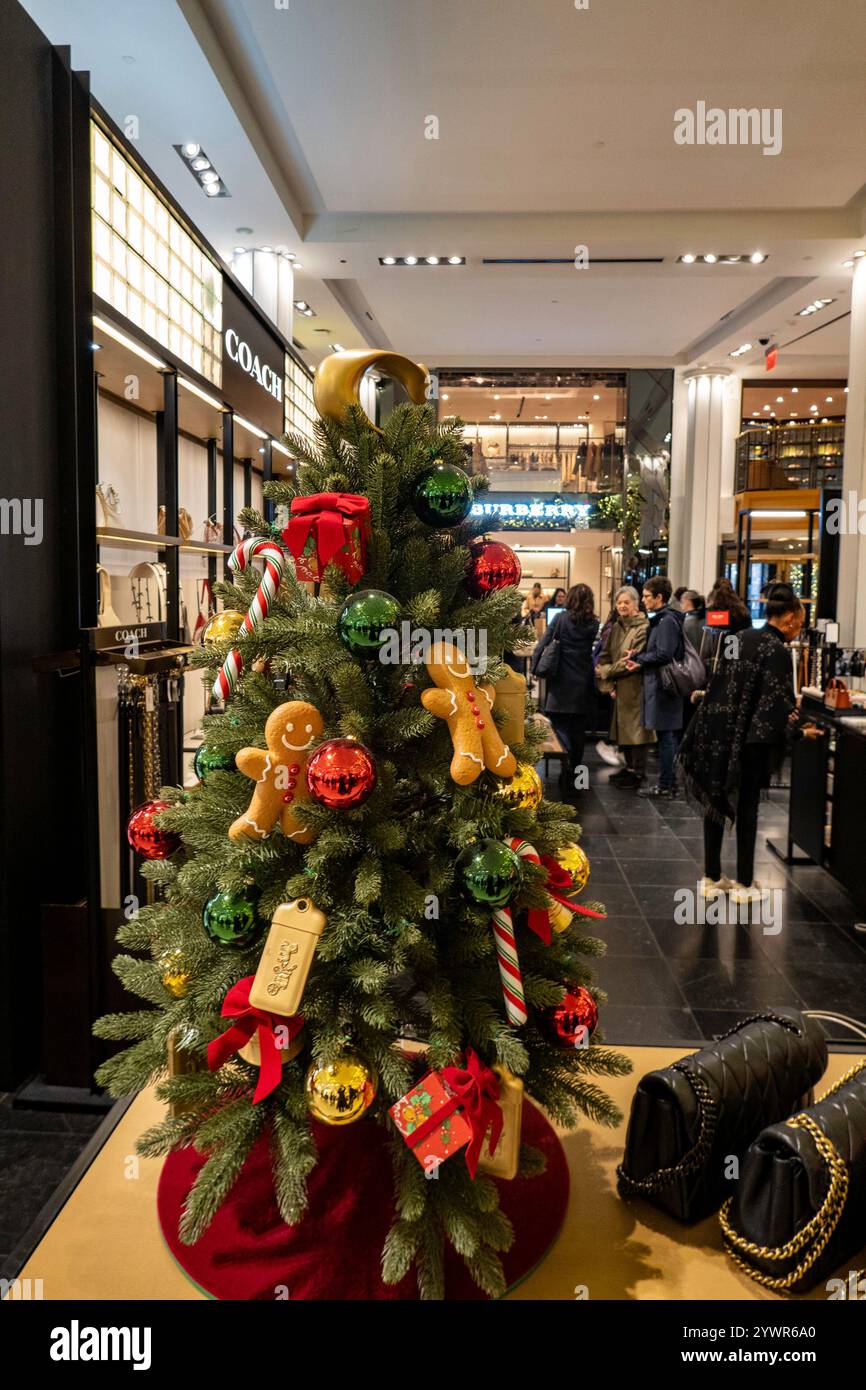 Les décorations de vacances de Macy sont toujours un arrêt touristique populaire à Herald Square, New York City, USA 2024 Banque D'Images