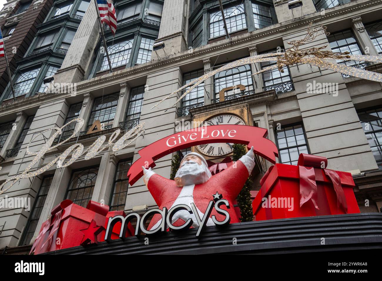 Les décorations de vacances de Macy sont toujours un arrêt touristique populaire à Herald Square, New York City, USA 2024 Banque D'Images